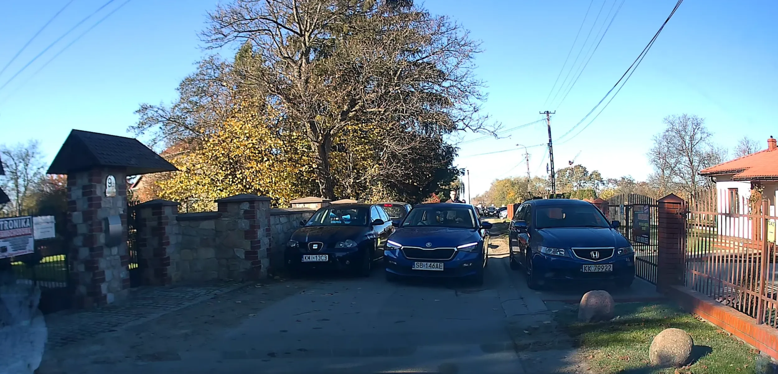 Kolego nie ma czegoś takiego jak "pierwszeństwo wyjeżdżającego". Jesteś na mojej części drogi, zostawiam ci miejsce to tam masz wjechać, bo to twój obowiązek. Jak nie znasz przepisów to proszę cię oddaj prawo jazdy i nigdy już nie wsiadaj za kierownice.