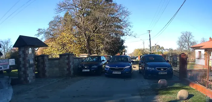 Kolego nie ma czegoś takiego jak "pierwszeństwo wyjeżdżającego". Jesteś na mojej części drogi, zostawiam ci miejsce to tam masz wjechać, bo to twój obowiązek. Jak nie znasz przepisów to proszę cię oddaj prawo jazdy i nigdy już nie wsiadaj za kierownice.