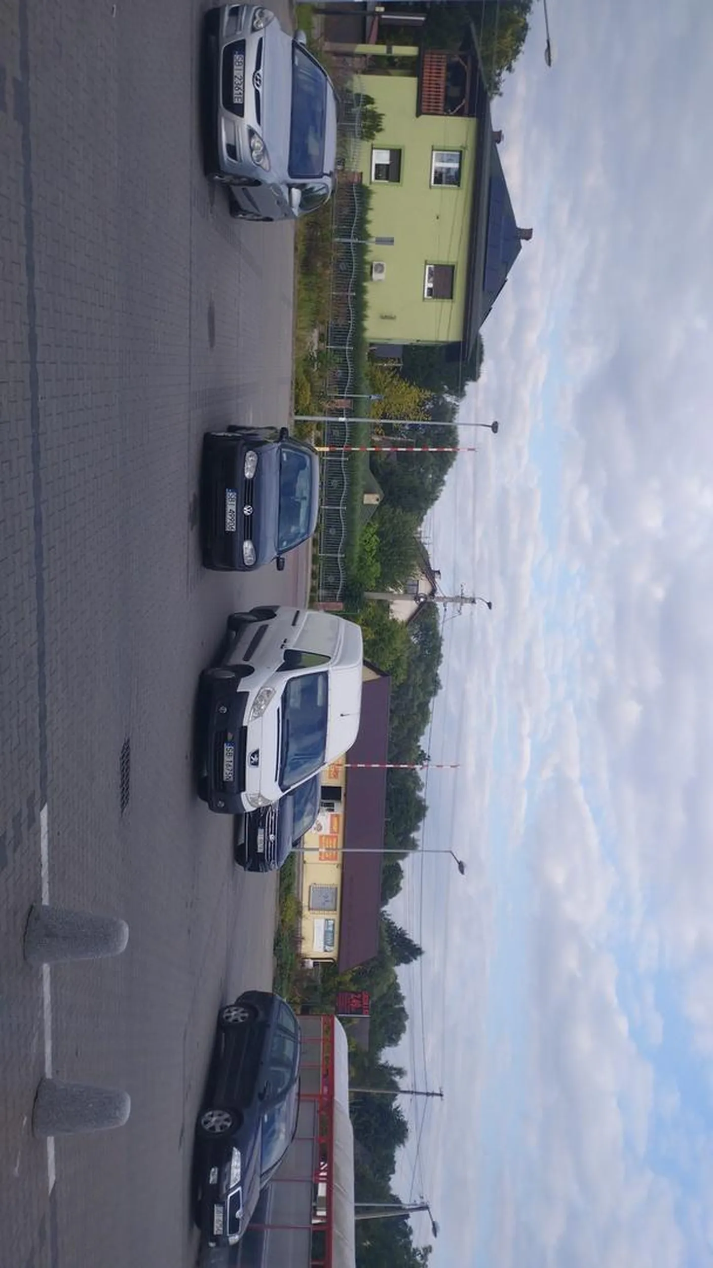 Na środku przejazdu stanął. Następnym razem przebijam opony i rysuje kutasy na masce