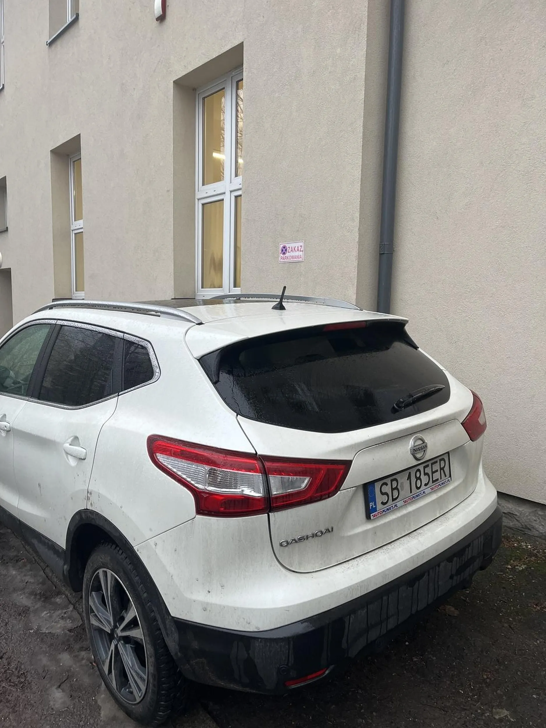 Kierowca parkuje na zakazie parkowania