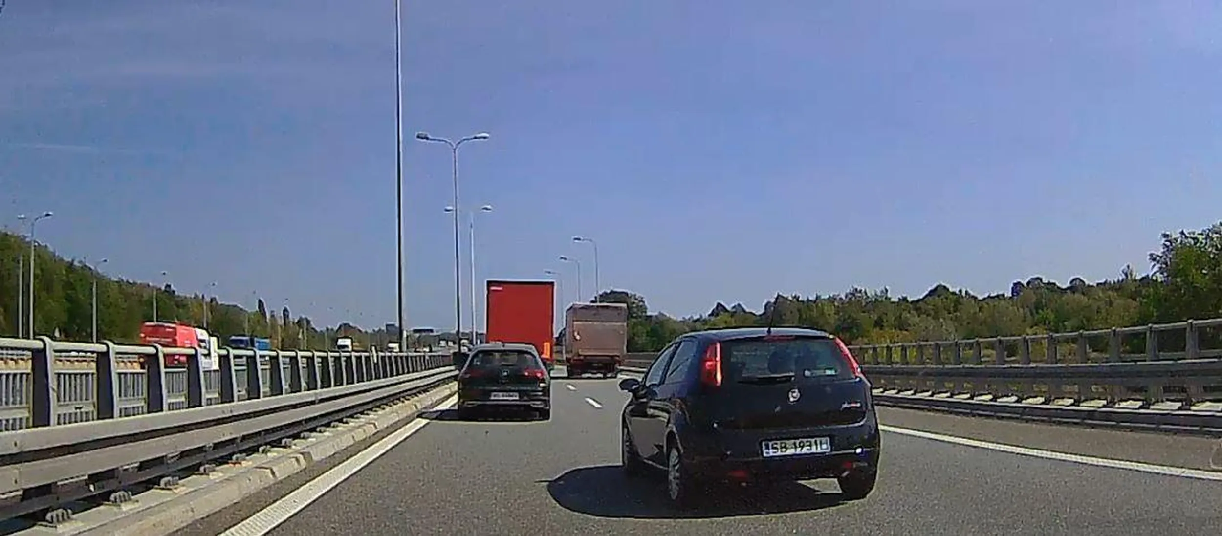 Pryszczaty nastolatek uważa za rozsądne wjeżdżanie na gazetę przed maskę na pasie włączania do autostrady A4, gdy w ogóle jego pas oczywiście ma kontynuację jeszcze parę km. Gratulacje dla tego, który to spłodził i dla tego, który to wypuścił na drogę.