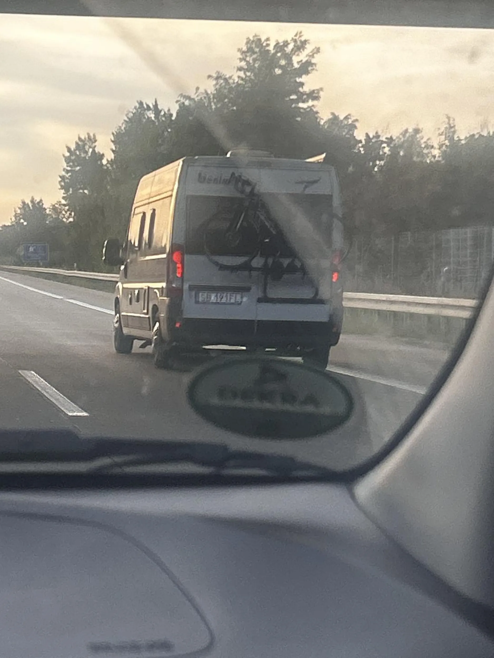 Facet na granicy polsko- niemieckiej w Olszynie rył się ze zmianą pasta prosto na mój stojący obok niego samochód. Mimo trąbienia i gdyby nie to, że się usunąłem na pas awaryjny zepchnął by mój samochód. Nie reagował na trąbienie. Miał mnie w martwym polu! Matoł chyba znalazł prawko w chipsach. Uważajcie!!!!