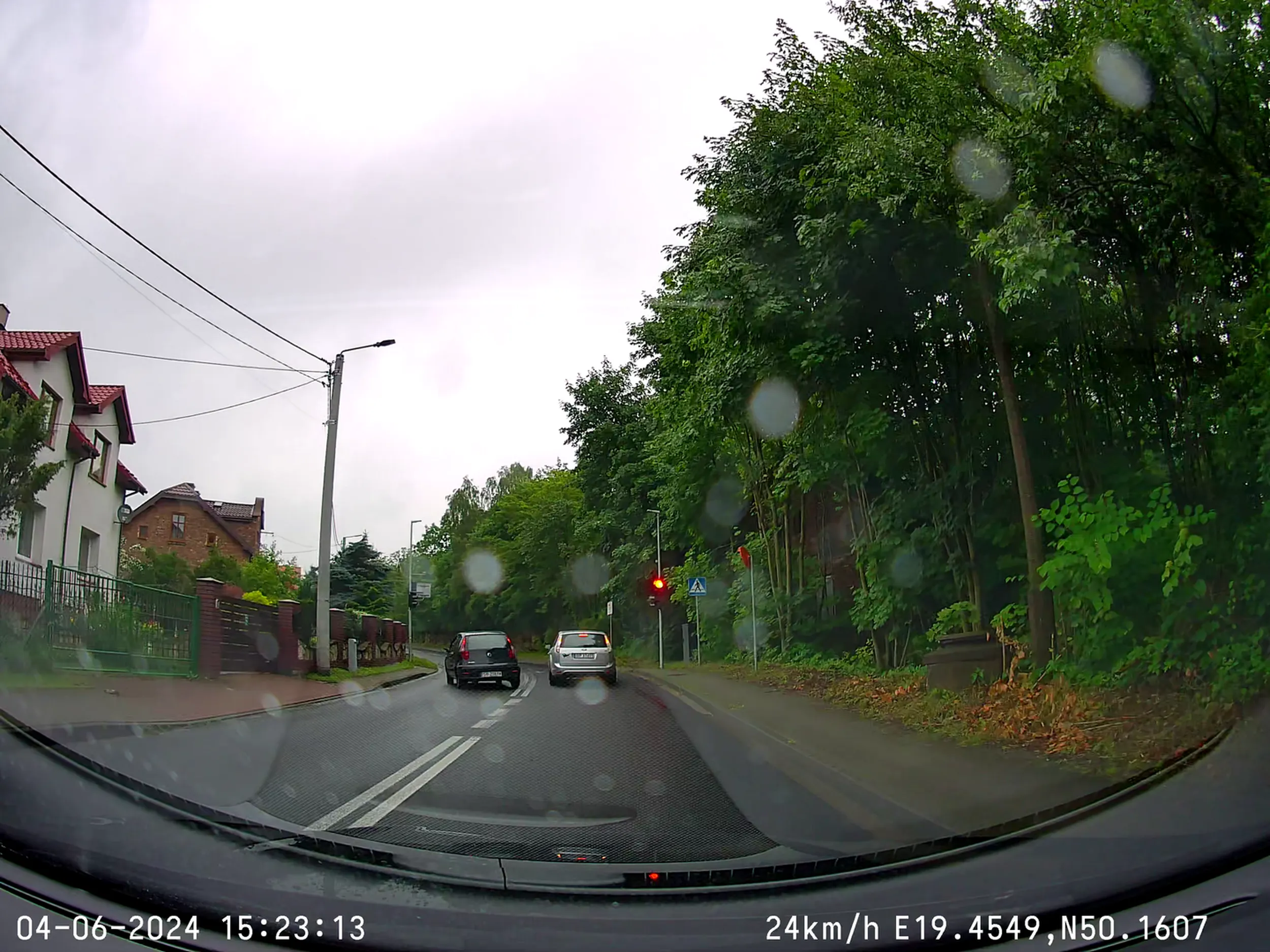 Pirat wyprzedza na czerwonym świetle i na przejściu dla pieszych.