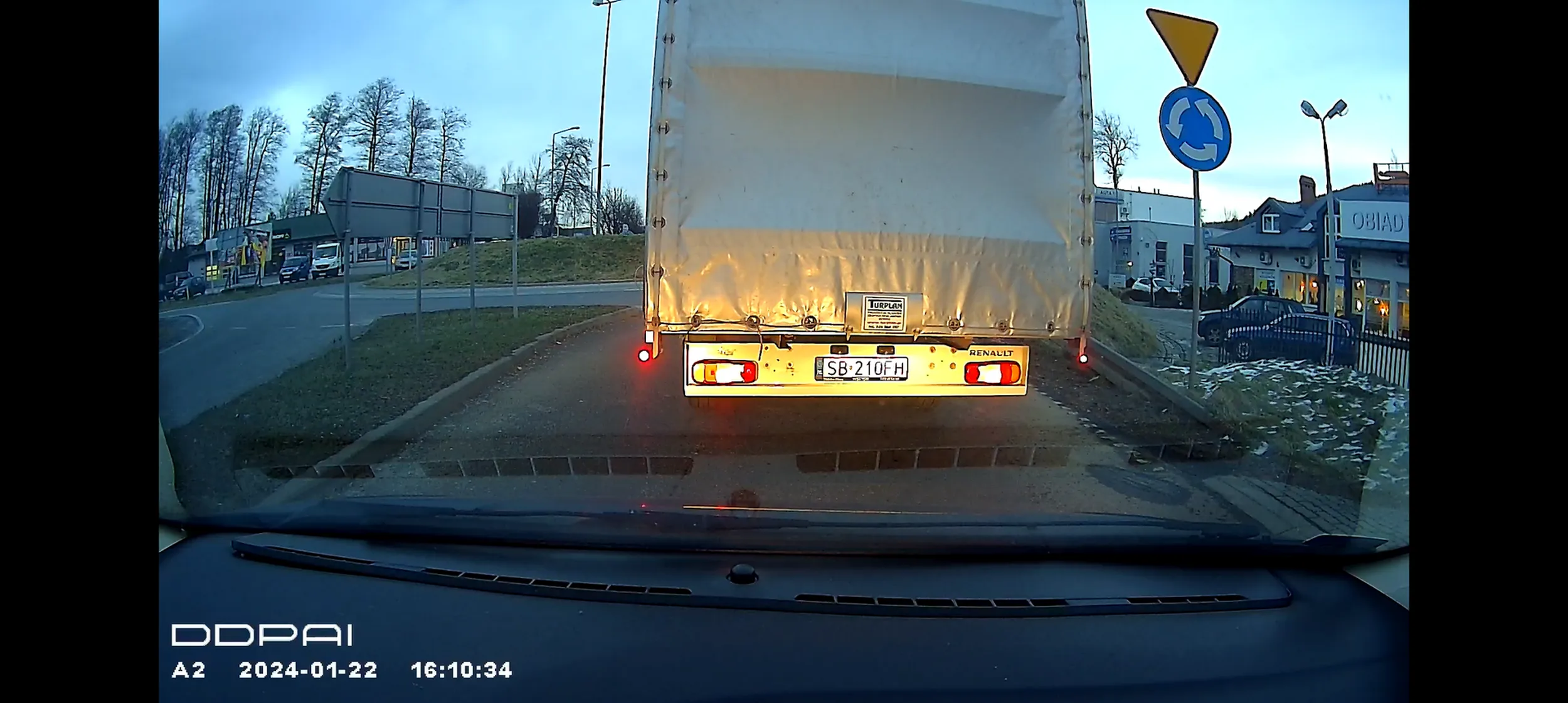 Gościu nie umie jeździć. Wymuszenie i do tego straszenie że wjedzie na wstecznym. Takim powinni zabierać prawo jazdy, które wygrali w chipsach. Uwaga.