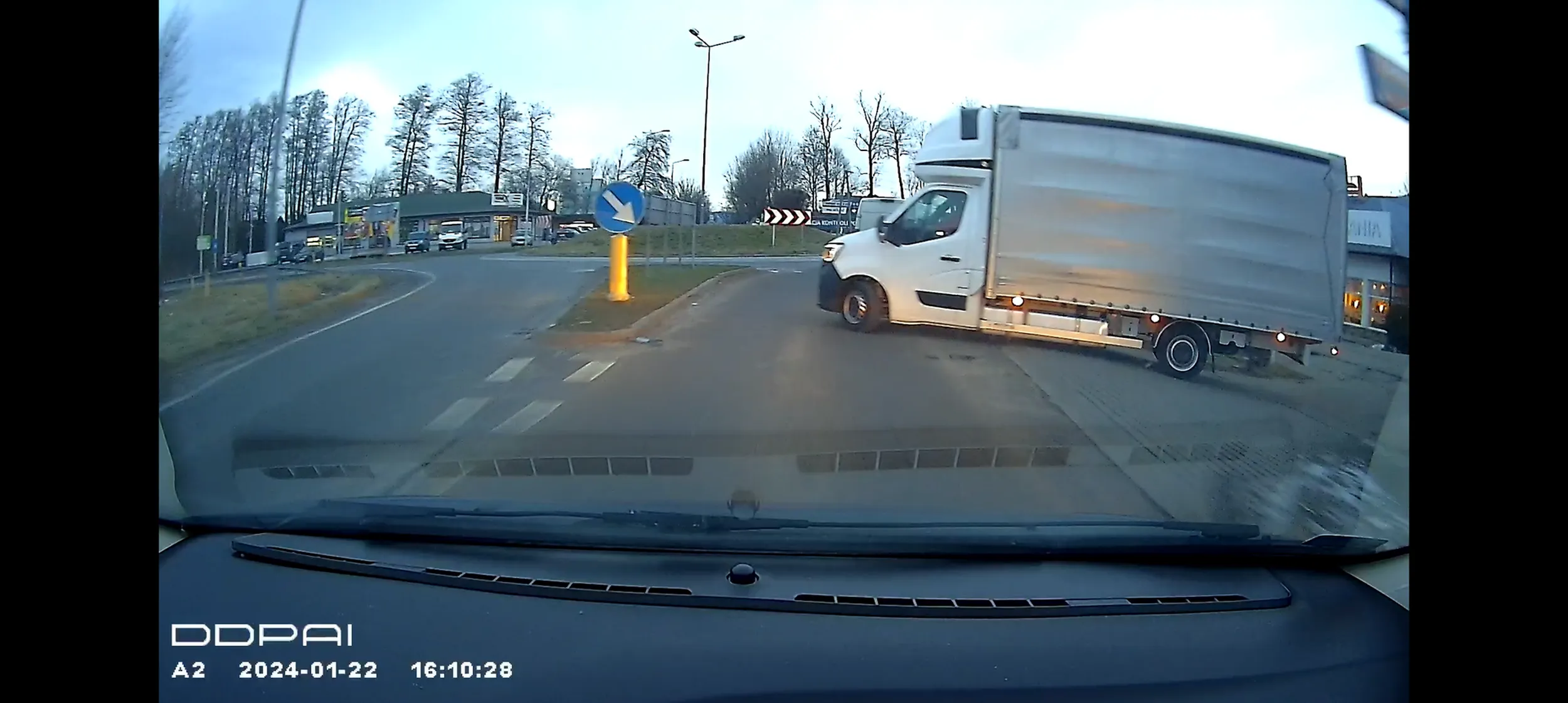 Gościu nie umie jeździć. Wymuszenie i do tego straszenie że wjedzie na wstecznym. Takim powinni zabierać prawo jazdy, które wygrali w chipsach. Uwaga.