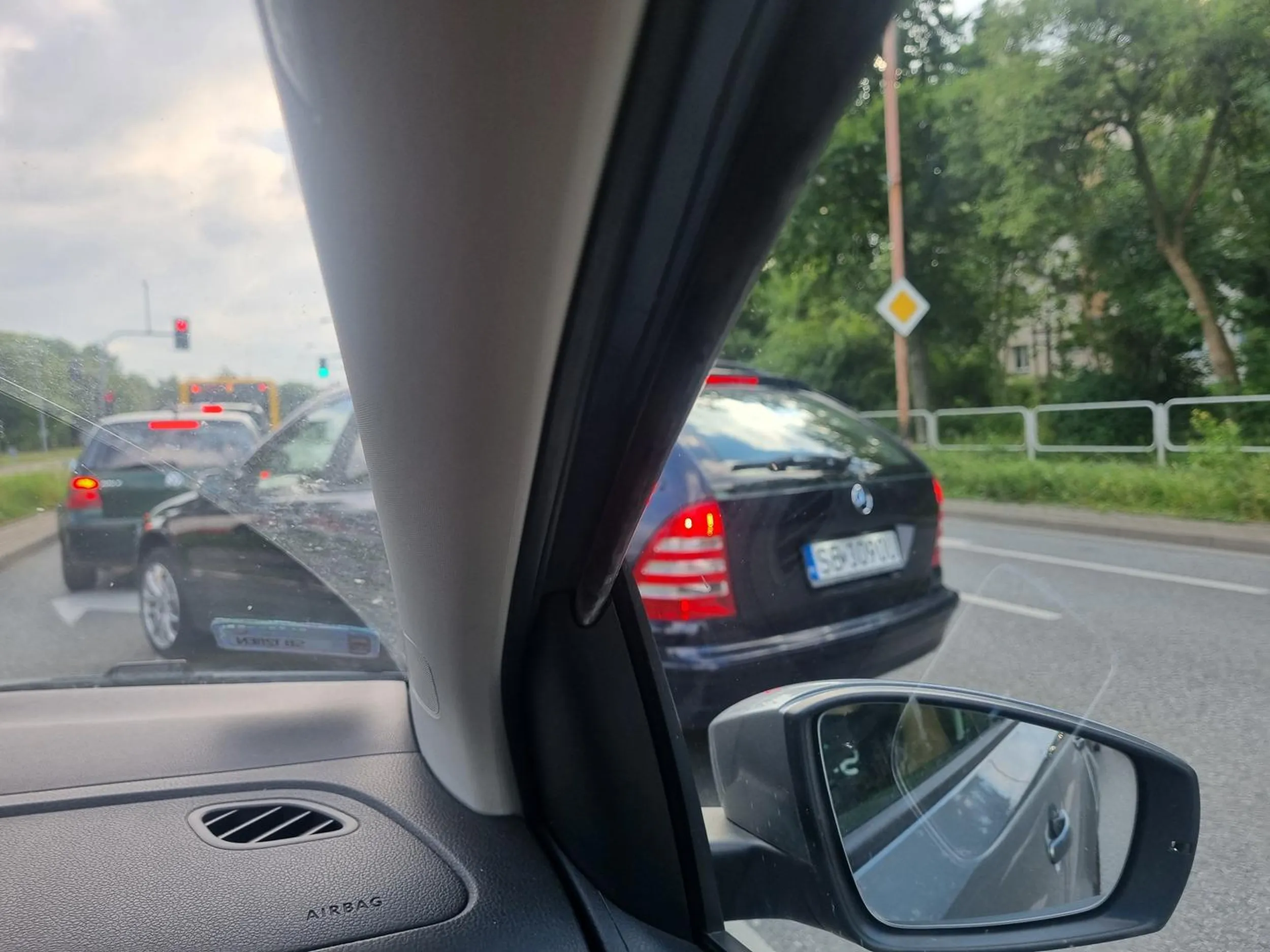 Wymusza pierwszeństwo