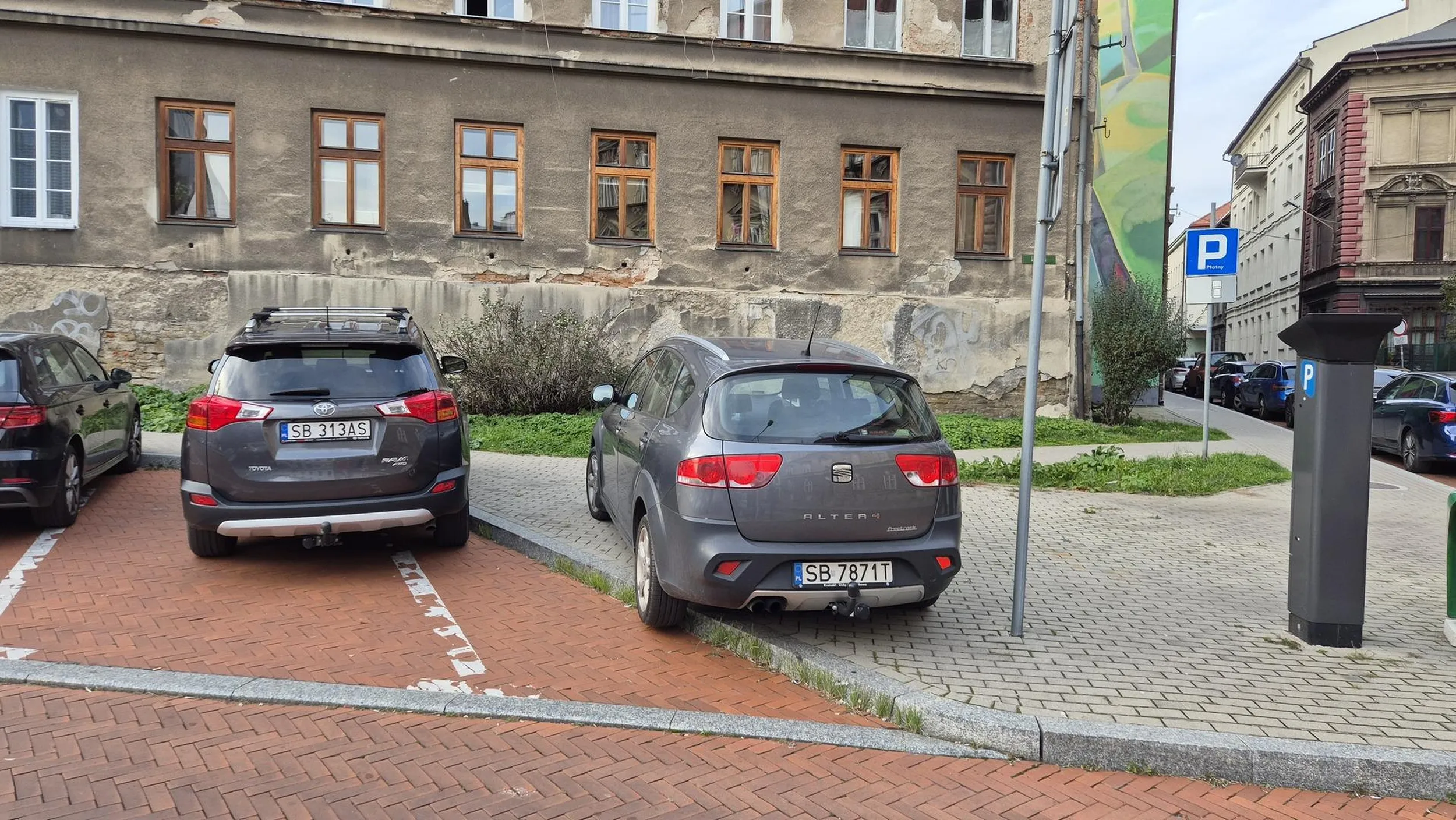 Po co stać na miejscu parkingowym jak można połową samochodu wjechać na chodnik...