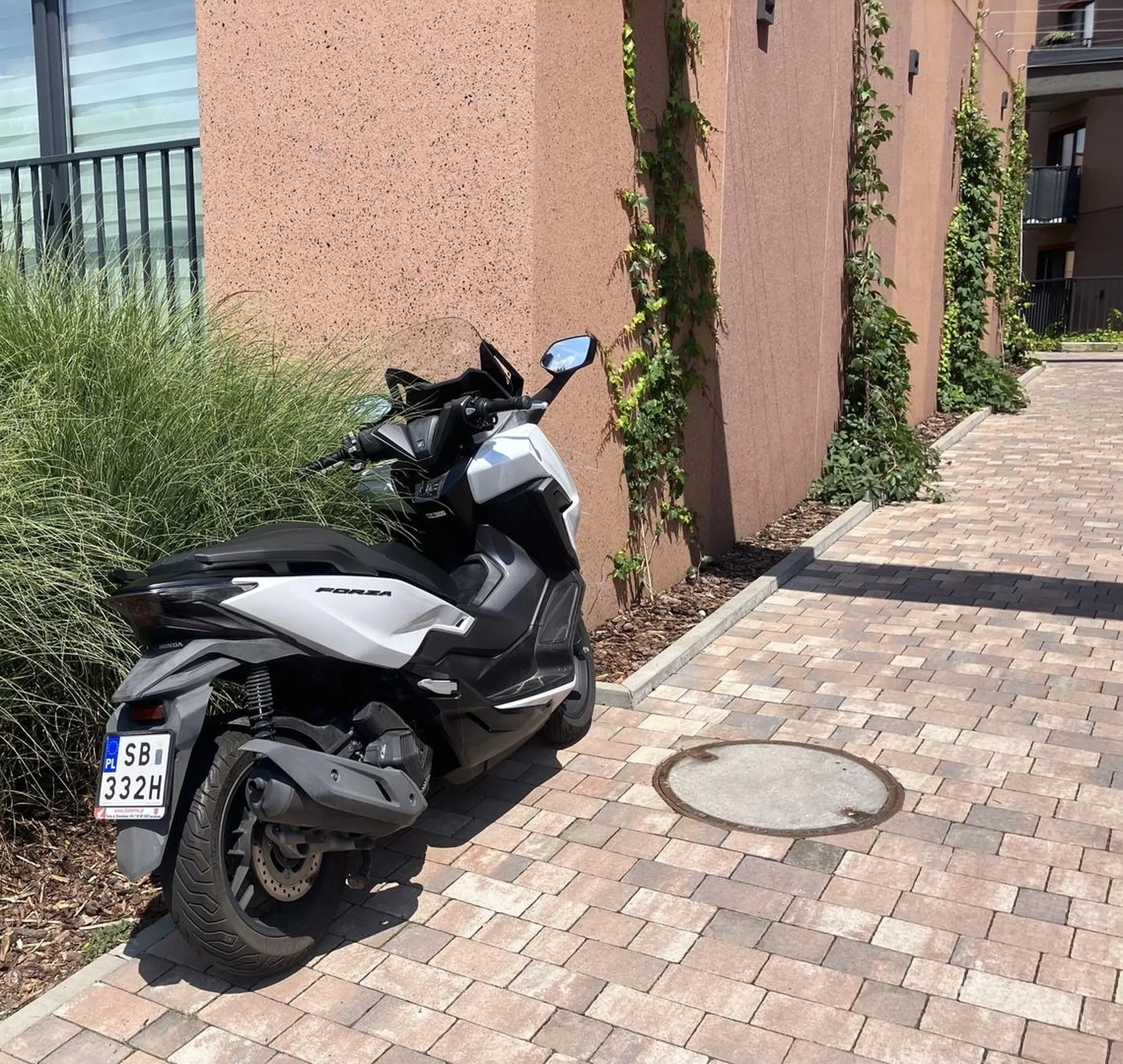 Brak słów… Notorycznie zostawia motocykl na chodniku, dzisiaj prawie pod klatka xD trzeba było wjechać tym motorkiem do klatki schodowej i zostawić pod winda. Żenada.