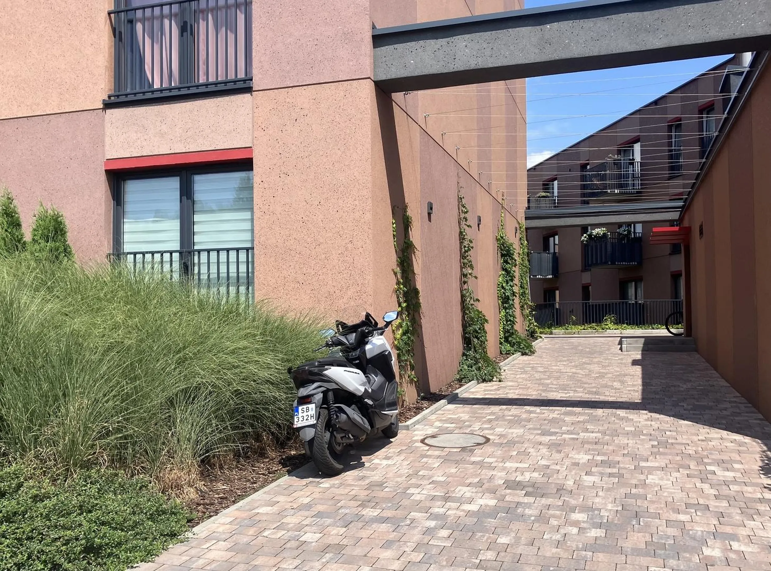 Brak słów… Notorycznie zostawia motocykl na chodniku, dzisiaj prawie pod klatka xD trzeba było wjechać tym motorkiem do klatki schodowej i zostawić pod winda. Żenada.