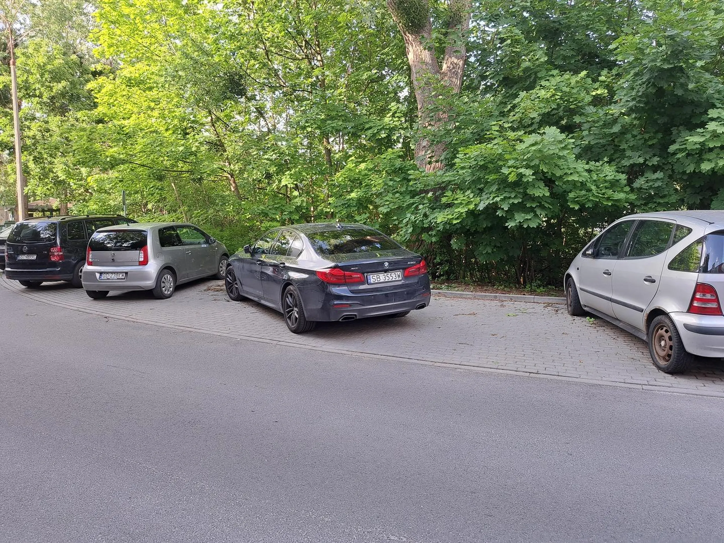 Po co zaparkować 3 auta, skoro można jedno BMW niech widzą!