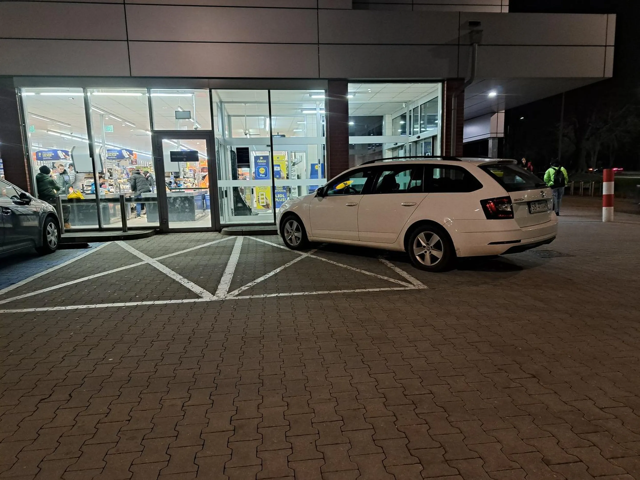 Perfekcyjne parkowanie, pani po zwróceniu uwagi nie widziała problemu