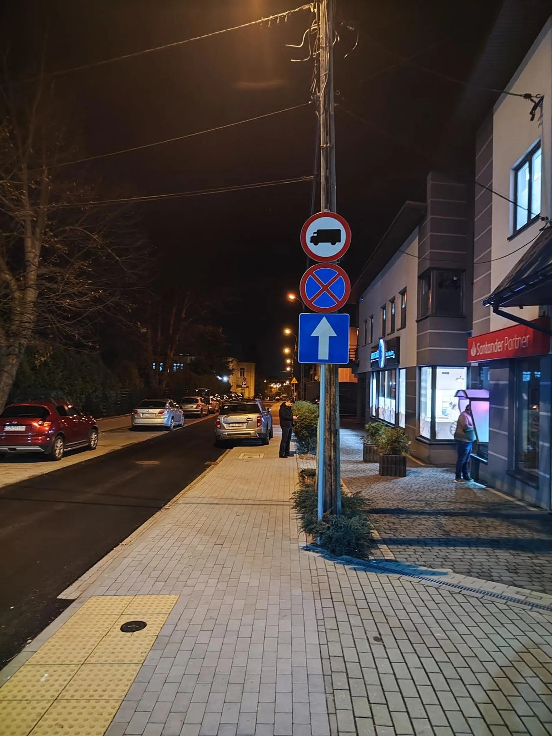 Człowieku, dosłownie po drugiej stronie ulicy miałeś wolne miejsca na darmowym parkingu.