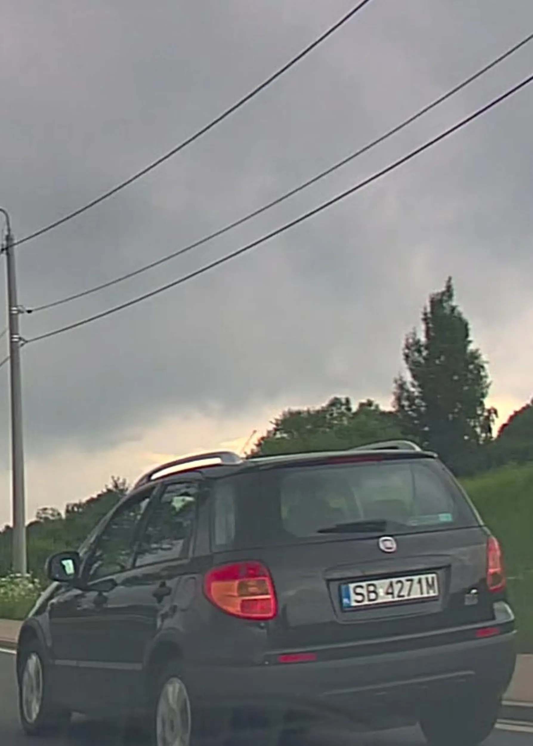 Nie pozdrawiam. Kierowca nie patrzy w lusterka i przyśpiesza jak się go wyprzedza.