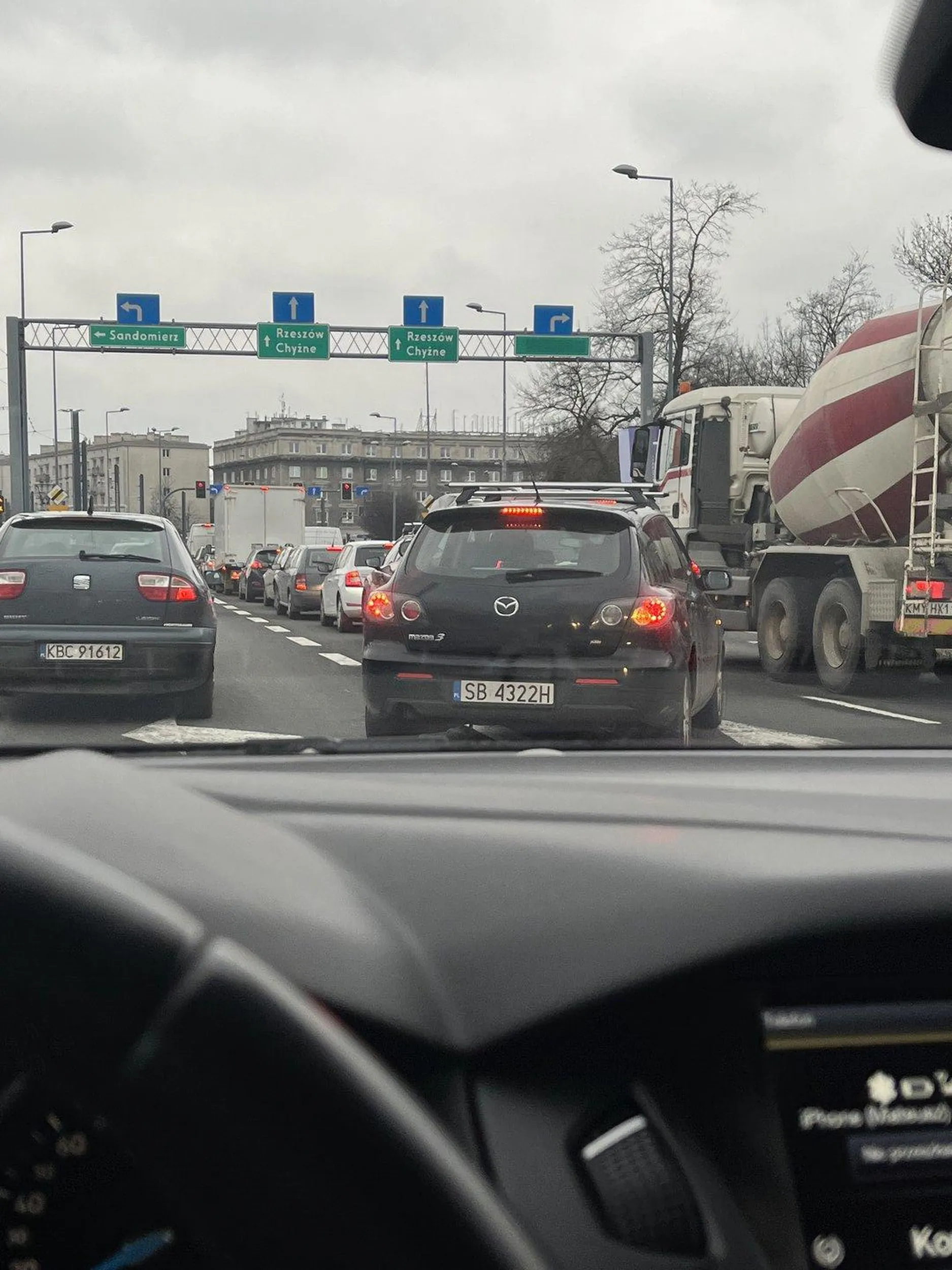 Gość nie ogarnia znaków albo jest cwaniaczkiem próbującym ominąć korek w efekcie czego blokuje cały pas do skrętu w lewo bo tak