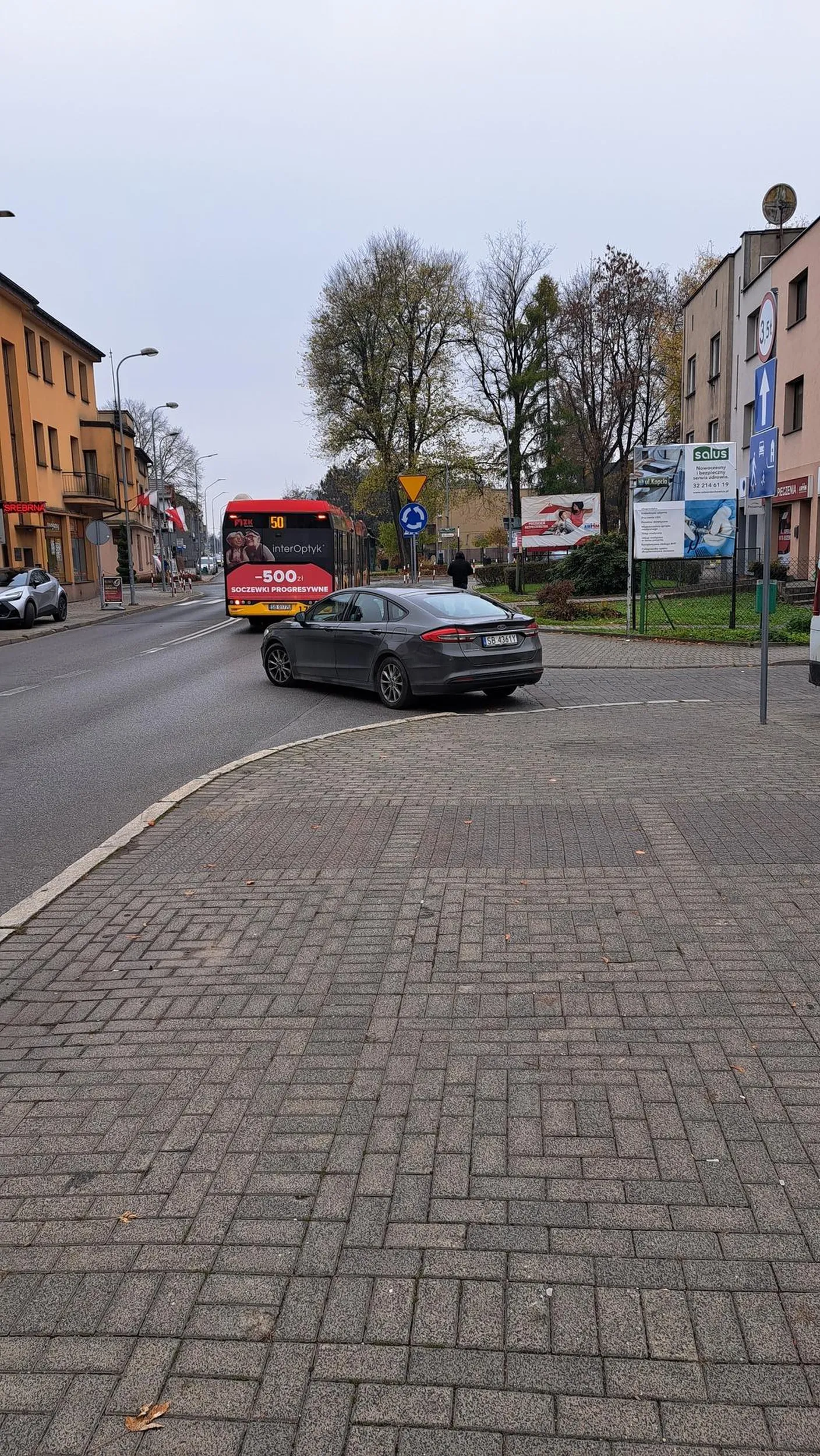 Przemiły człowiek! Obawiam się, że ze względu na swoją aparycję niektórzy mogą go bardzo stereotypowo (i jakże niesłusznie) potraktować jako "łysą, durną pałę", ale ów człowiek będąc niewątpliwie w pośpiechu (sądząc po prędkości z jaką śmignął kilkanaście metrów po chodniku) znalazł jednak chwilę, by zainteresować się mną i zapytać czy mam problem z głową! Coraz rzadziej można spotkać tak empatycznych ludzi, którzy nawet jeśli już MUSZĄ lekko nagiąć jakieś tam nieżyciowe reguły, to i tak serdecznie i z widoczną troską o bliźniego przystają, bo a nuż mieliby do siebie niewyobrażalny żal, gdyby nie zainteresowali się drugim człowiekiem (być może będącym w potrzebie!).