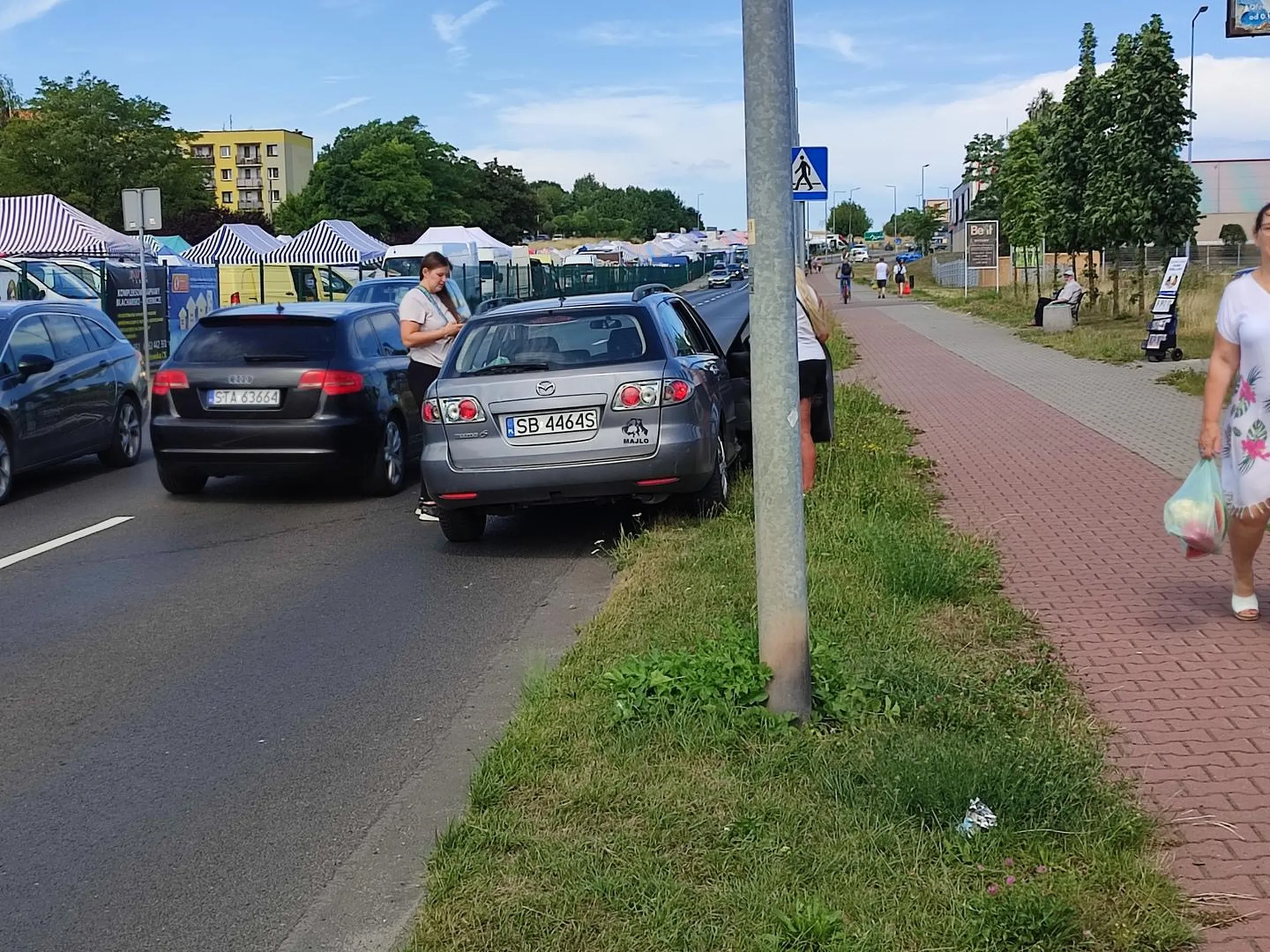 Po co zjechać na pobliski parking, jak można stanąć na zakazie zatrzymywania, bezpośrednio przed przejściem dla pieszych i tamować ruch pakując sobie zakupki z targowiska. IQ na poziomie owada.
