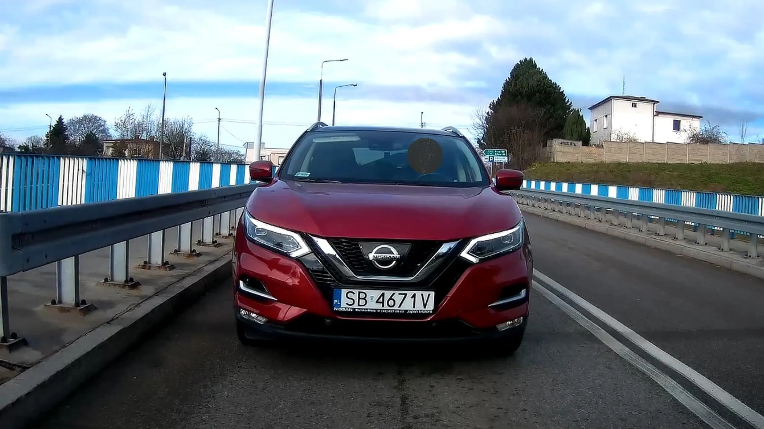 Uwaga na tego kierowcę, szaleje w terenie zabudowanym, ma gdzieś ograniczenia prędkości i zakaz wyprzedzania.