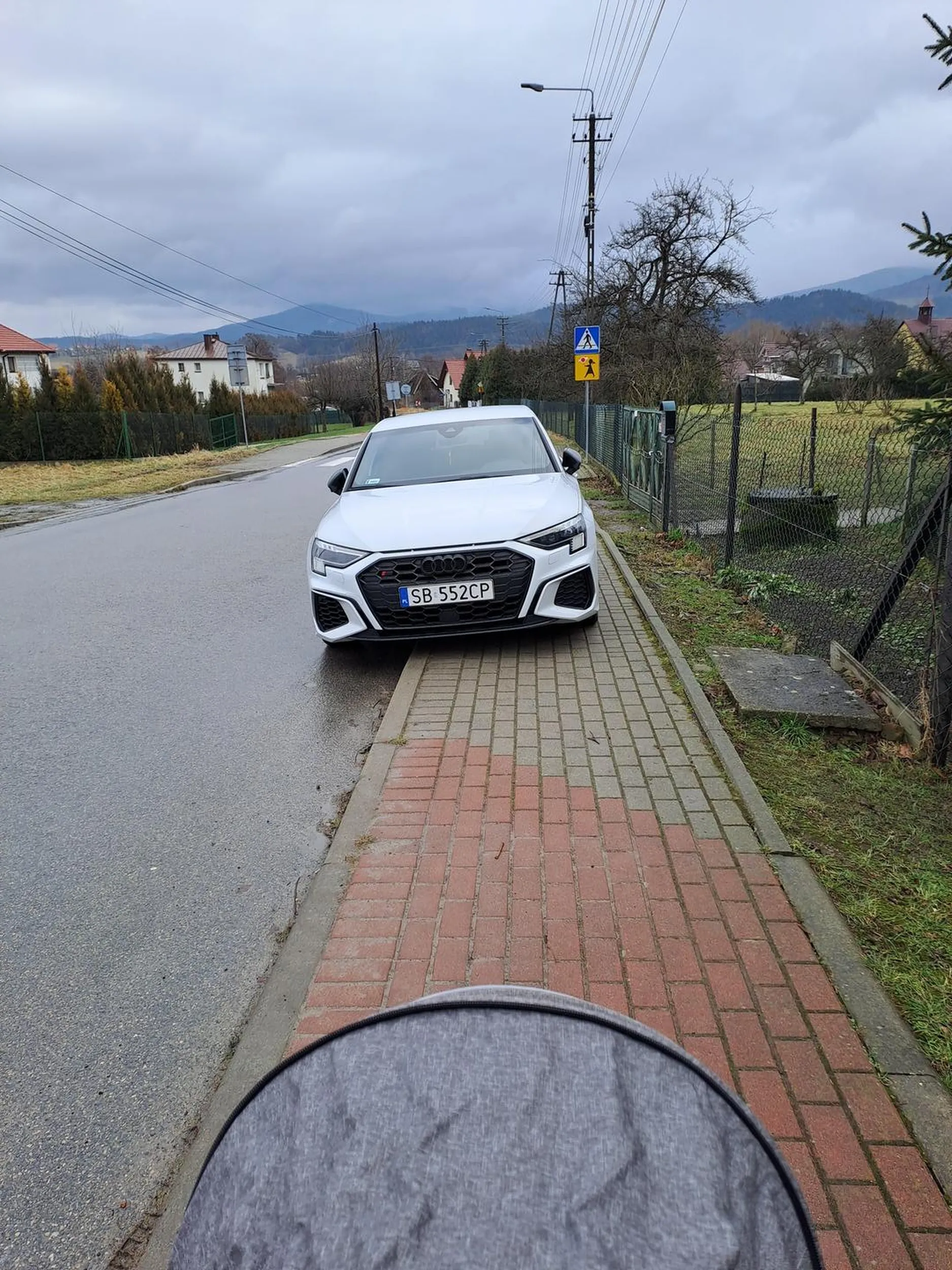 Proszę nauczyć się parkować na chodniku. Nie da się przejechać wózkiem!