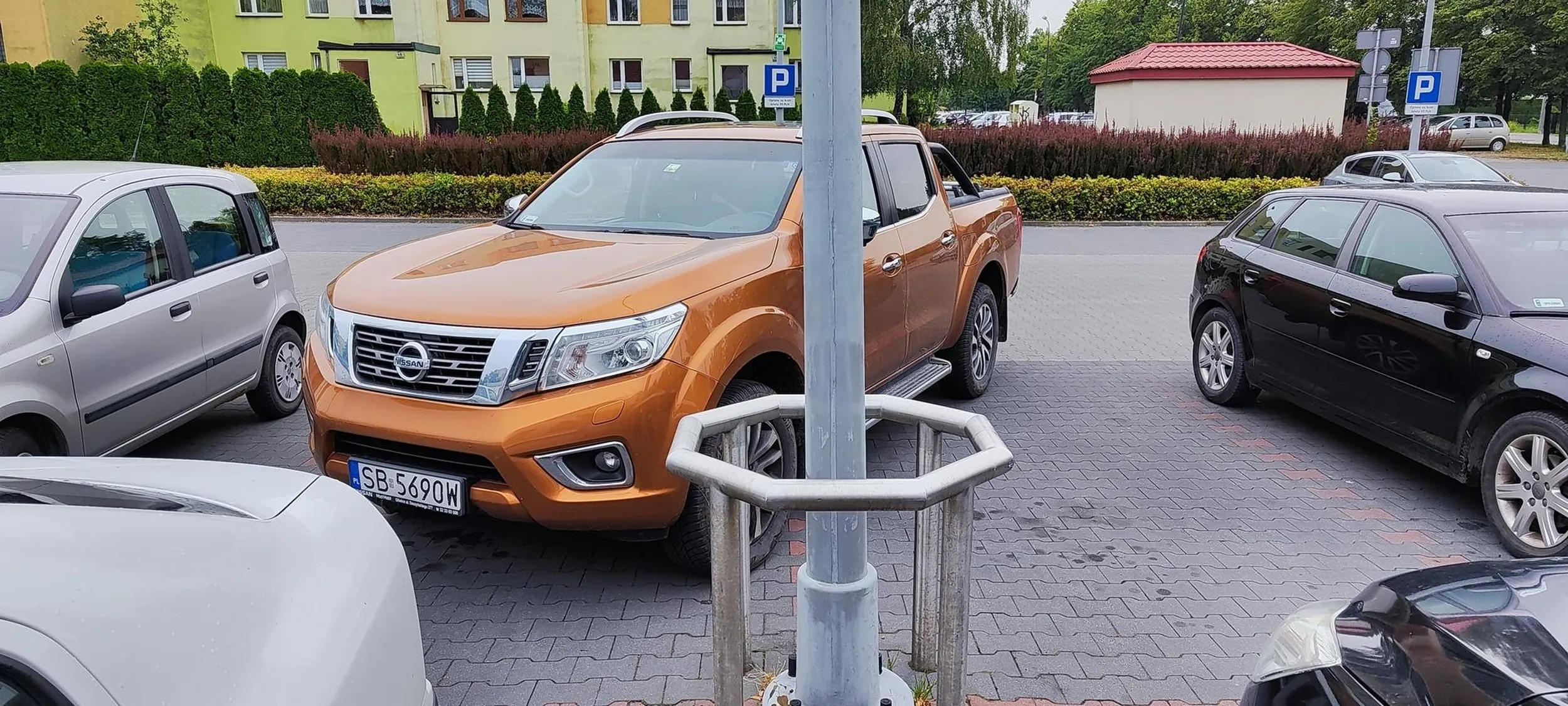 Parking z Lidla. Jakaś babka sobie wjechała od tak, nawet się nie trudziła by prosto zaparkować.  Wyszła z auta z nosem w górze, nawet bileciku nie wzięła. Wielka paniczka. Kogo wnerwia takie parkowanie?