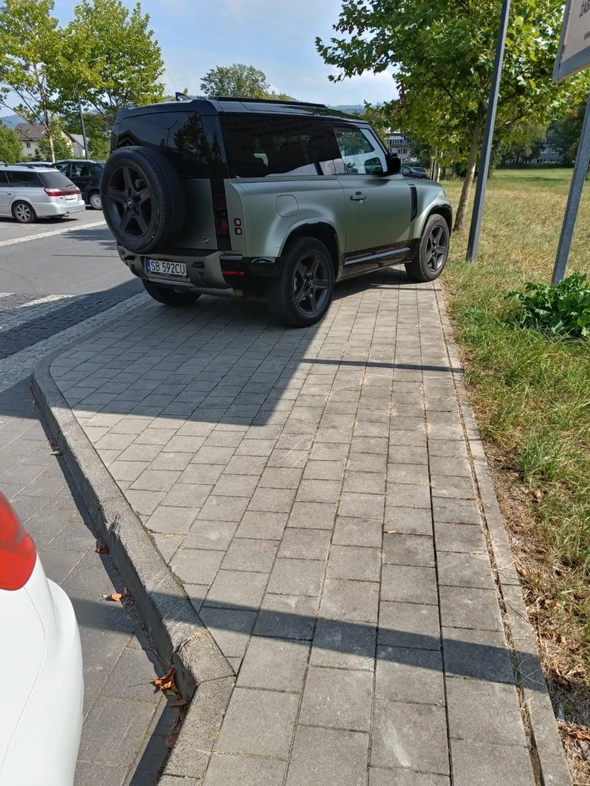 Widać że sfrustrowana wiocha z miasta przyjechała na wieś. Na parkingu tyle miejsca że z 20 takich by zaparkował.