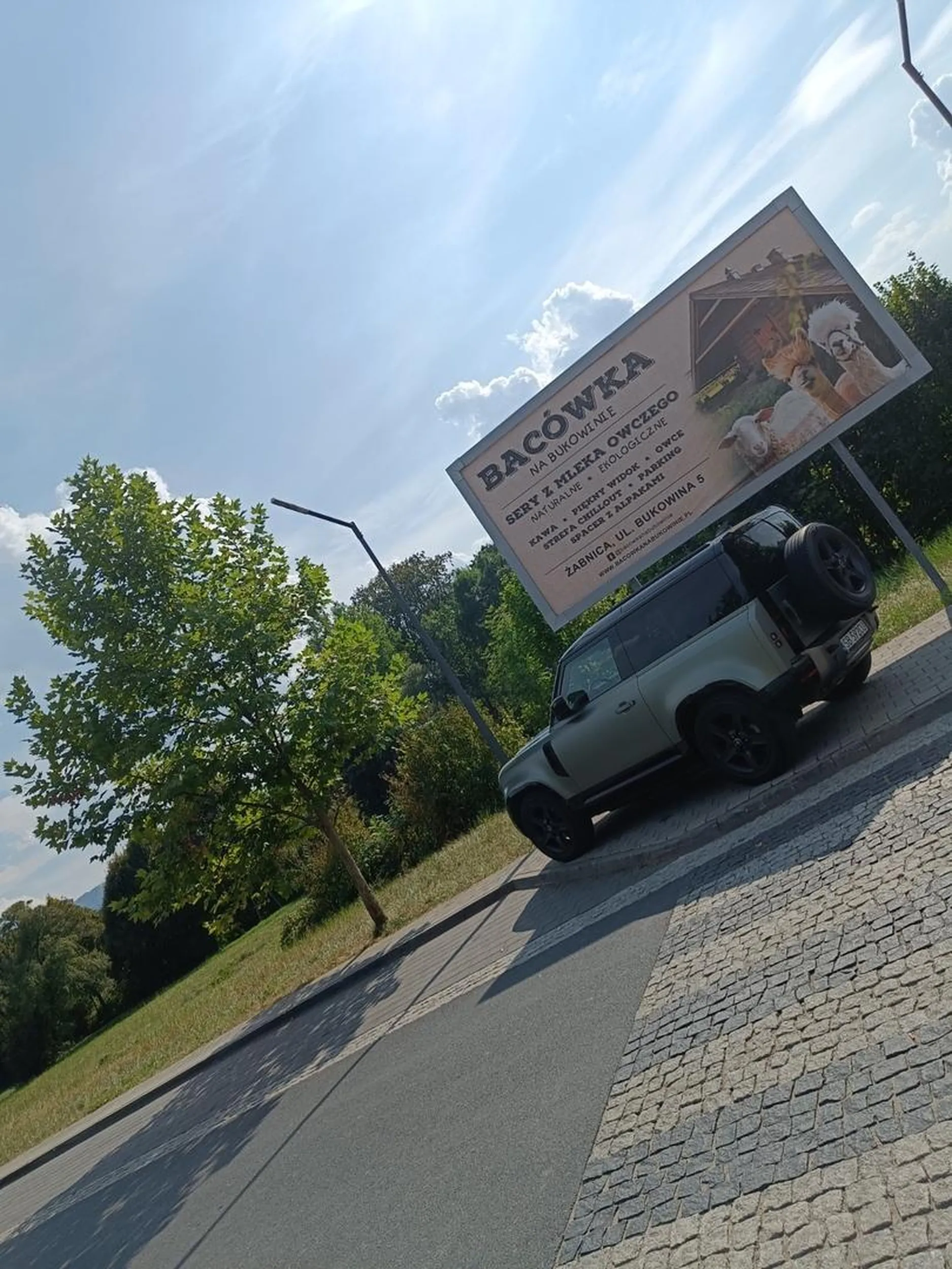 Widać że sfrustrowana wiocha z miasta przyjechała na wieś. Na parkingu tyle miejsca że z 20 takich by zaparkował.
