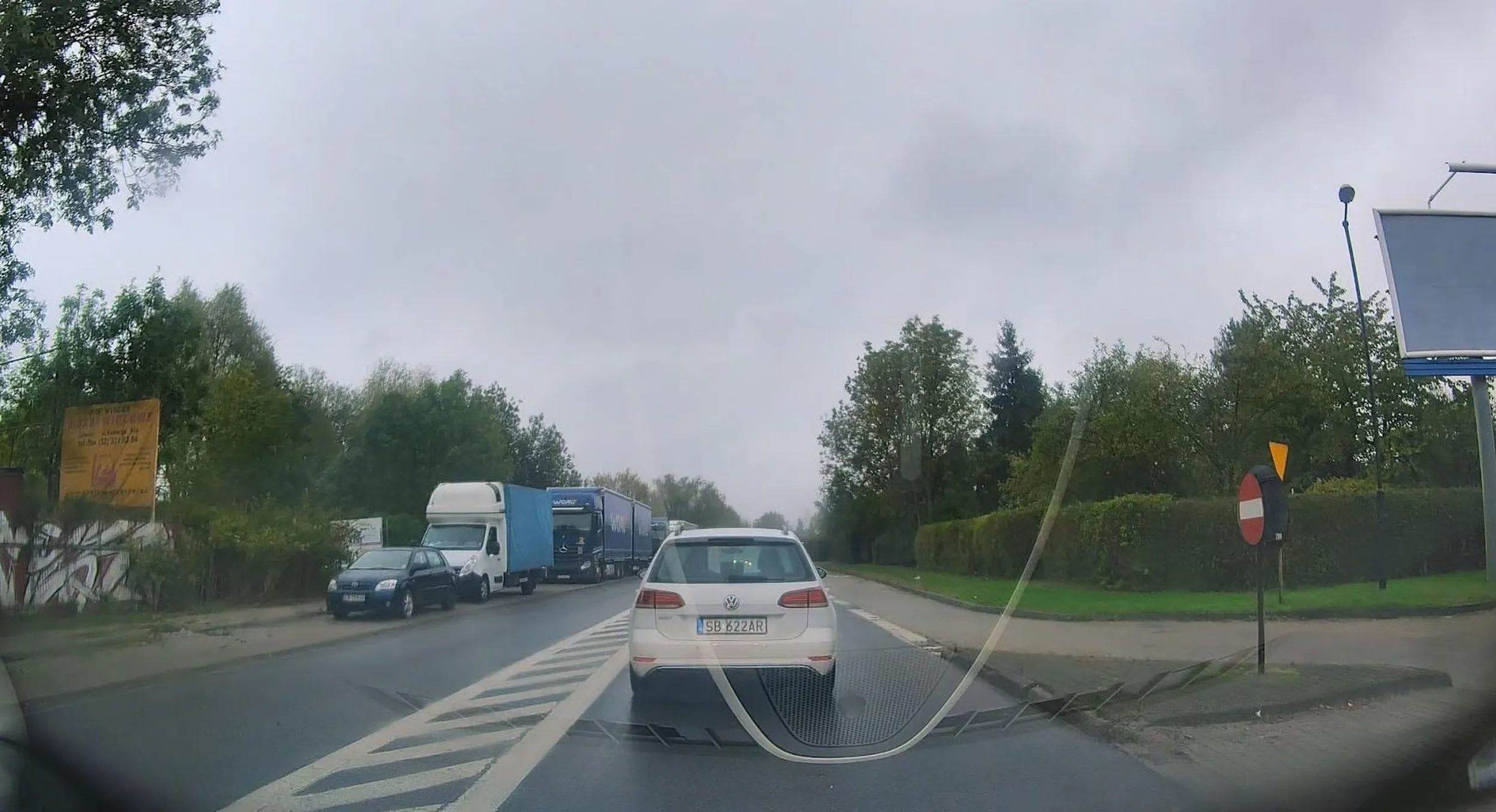 Prowadzący VW to jakiś świr. Najpierw nie zatrzymał się stopie, wymuszając pierszeństwo i zmuszając mnie do hamowania, następnie na dłuższą chwilę zatrzymał się na głównej ulicy nie pozwalając na dalszą jazdę, po czym kontynuował jazdę około 40km/h w miejscu, gdzie dozwolona jest wyższa prędkość i robił to celowo. Kilkaset metrów dalej stanął obok, otworzył okno i szczerzył się jak totalny świr. Ciekawe, czy będzie Ci do śmiechu, jak dostaniesz wezwanie z policji...