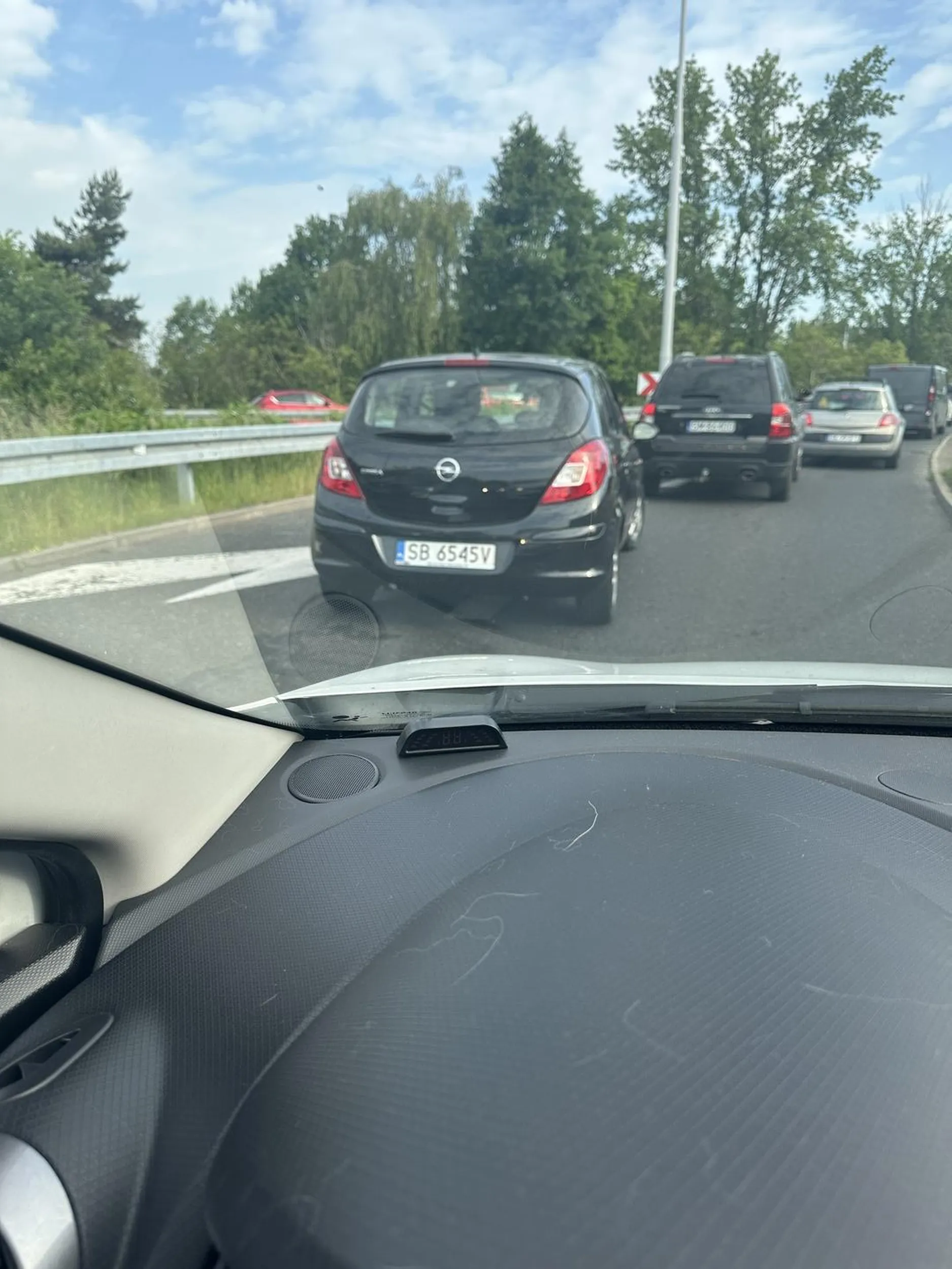 Szeryf - blokuje pas włączający, tak aby kierowcy z lewego pasa nie mogli włączyć się do prawego pasa.