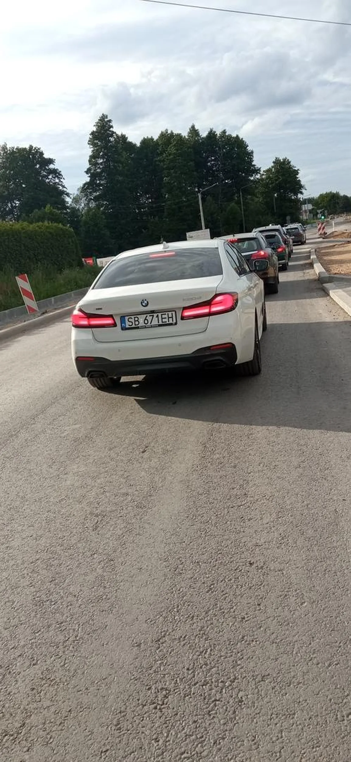 Pasażerka po 40-stce otyła blondyna myśli że jest królową drogi chociaż że nie ona prowadzi, do każdego rowerzysty krzyczy a potem pokazuje środkowy palec jakby mogła wszystko a kiedy chce sie jej coś powiedzieć to zamyka szybę