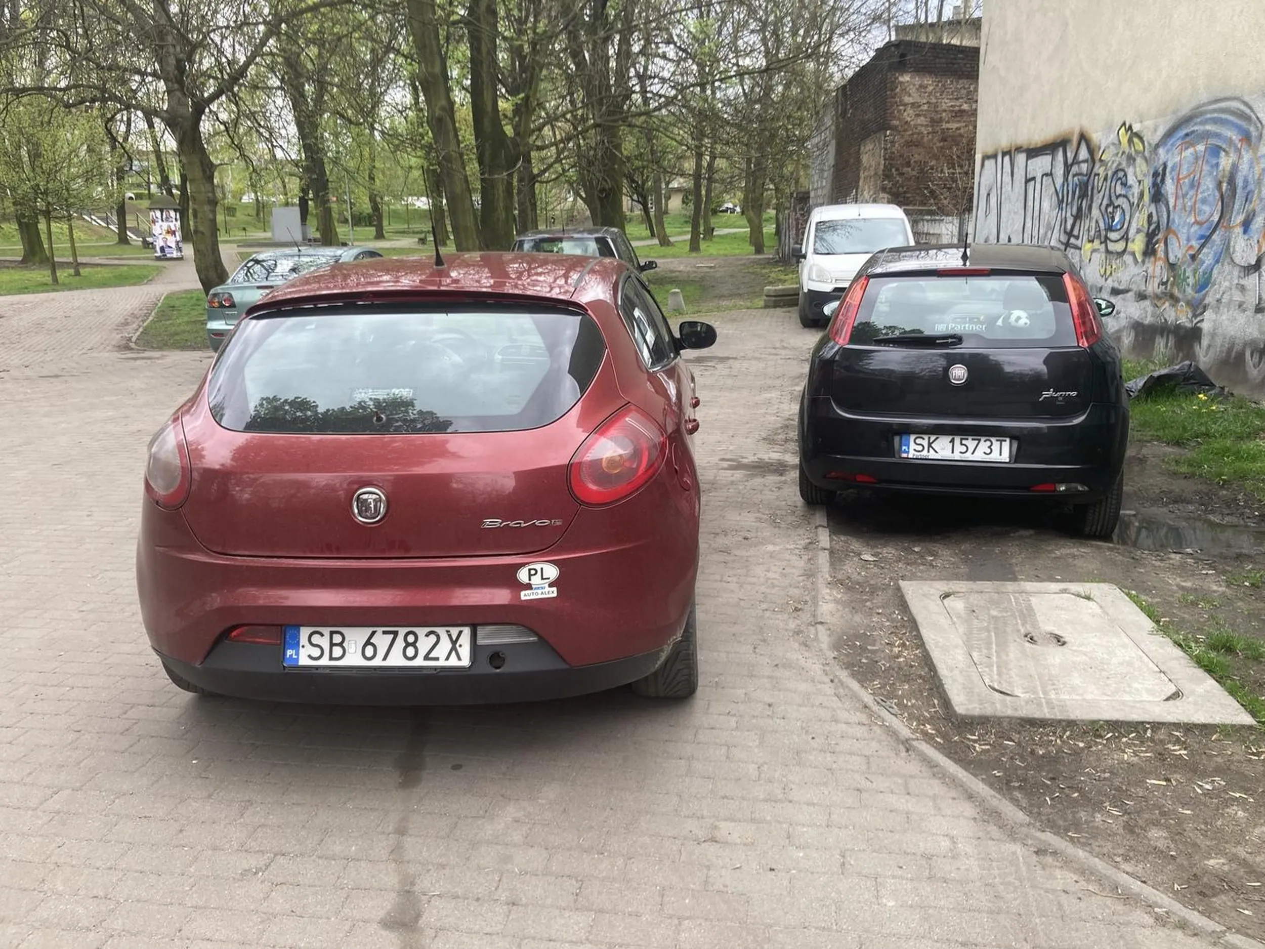 Kierowca imbecyl zastawił wyjazd przez co żeby wyjechać większym autem trzeba przejechać przez trawę w parku Niepozdrawiam