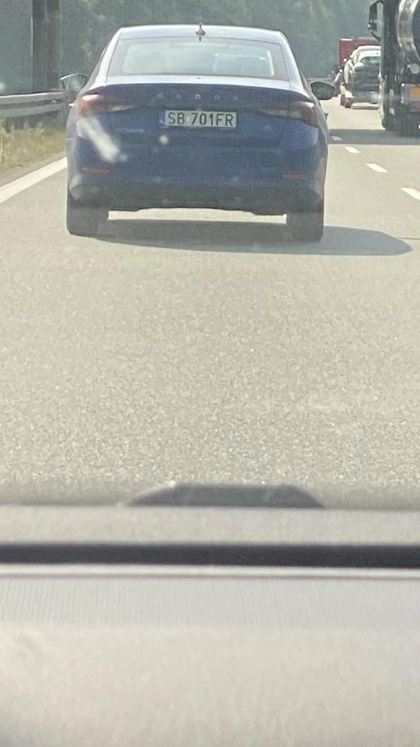 Janusz lewego pasa, mruga, nie zachowuje bezpiecznego odstępu, po wyprzedzeniu wyhamowuje i zajeżdża pas. Film ze zdarzenia wysłany na policję.