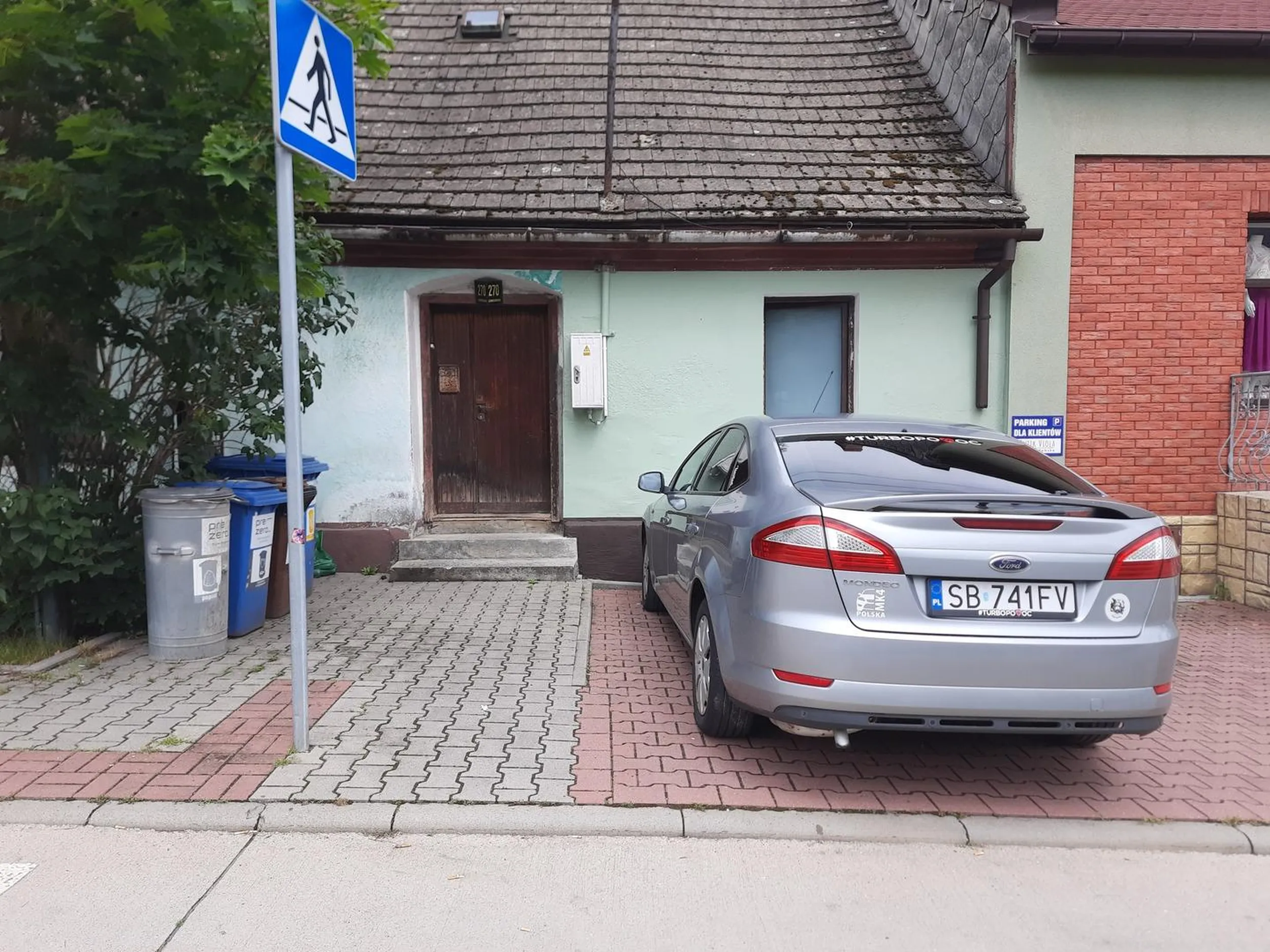 Świetny parking.