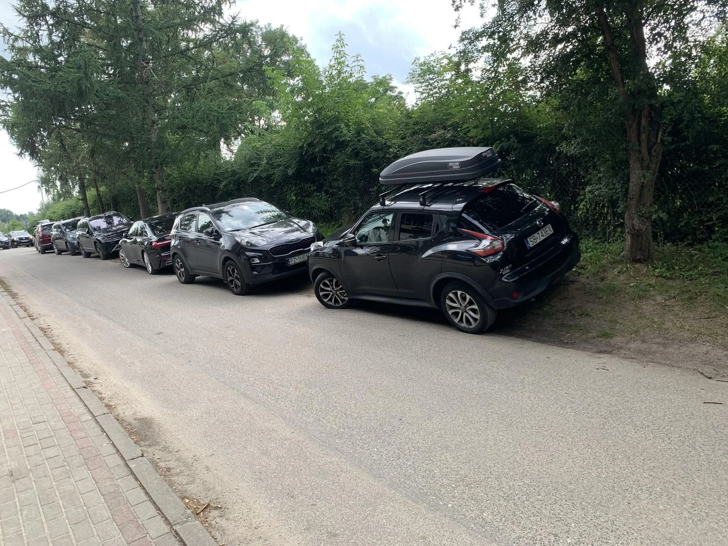 Uwaga cham ze Śląska , wulgarny obraża innych kierowców , dodatkowo parkuje Gdzie nie wolni