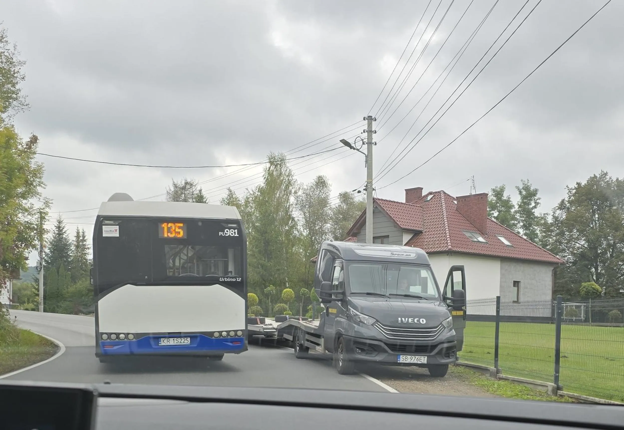 Pan ma w tyłku przepisy i bezpieczeństwo. Z własnego lenistwa stanie na środku drogi i w nosie ma, że autobus nie ma jak bezpiecznie przejechać.