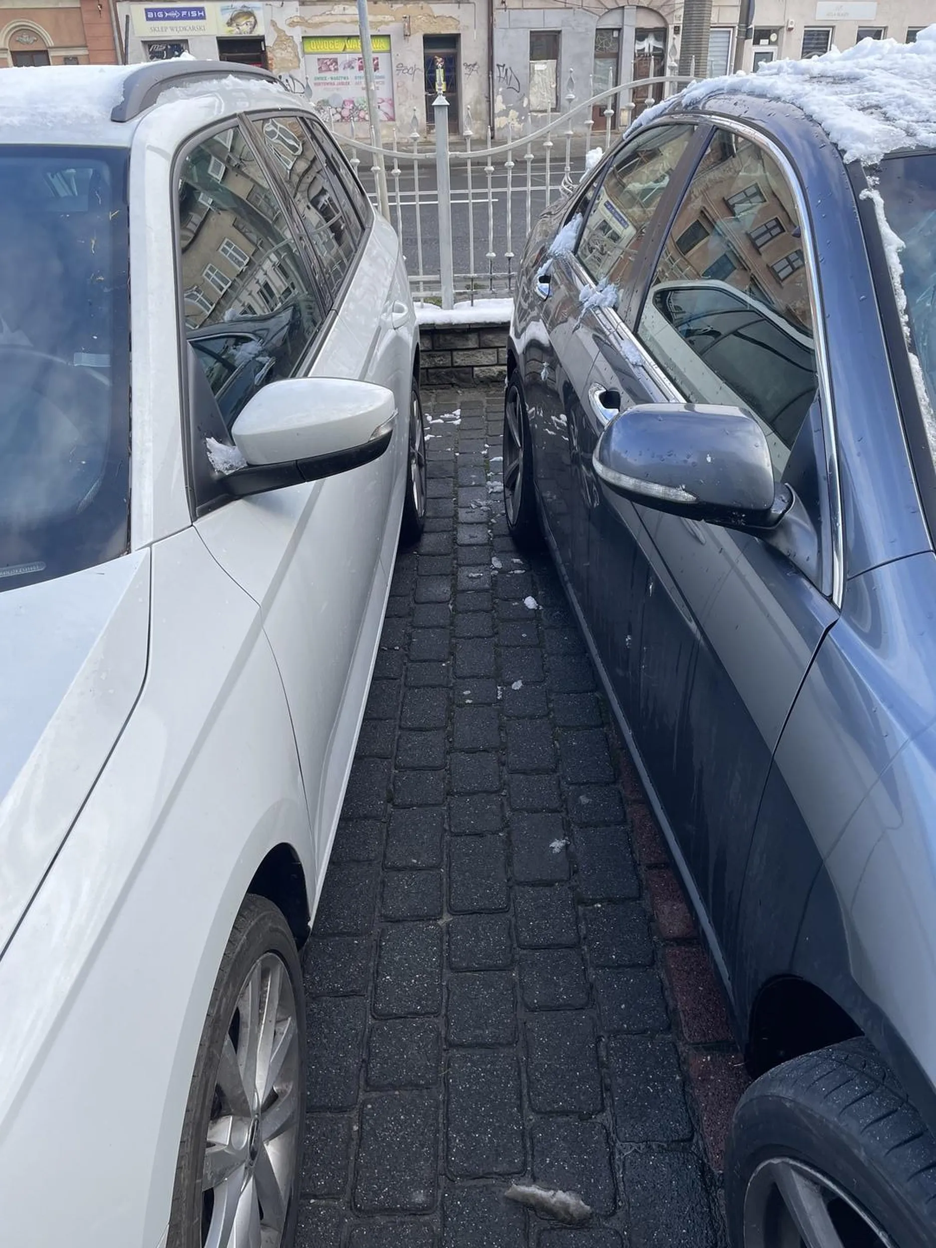 Polecam cofnąć się na prawo jazdy bo to obecne ewidentnie znalezione w cheetosach, może ewentualnie jakieś okularki co by szarą kostkę od czerwonej odróżnić. Do auta nie można wsiąść bo egoistą za kierownicą w dupie ma innych parkujących. Zdjęcie z pod siłowni więc coś mi sie zdaje że to nie pierwsza opinia moja będzie, bo taki kretyn kretynem zostanie. Dodam fakt że parking był oczywiście cały wolny ale królewicz/księżniczka musiał stanąć pod samymi drzwiami bo przecież na siłownię się wjeżdża windą na 3 piętro żeby poćwiczyć…