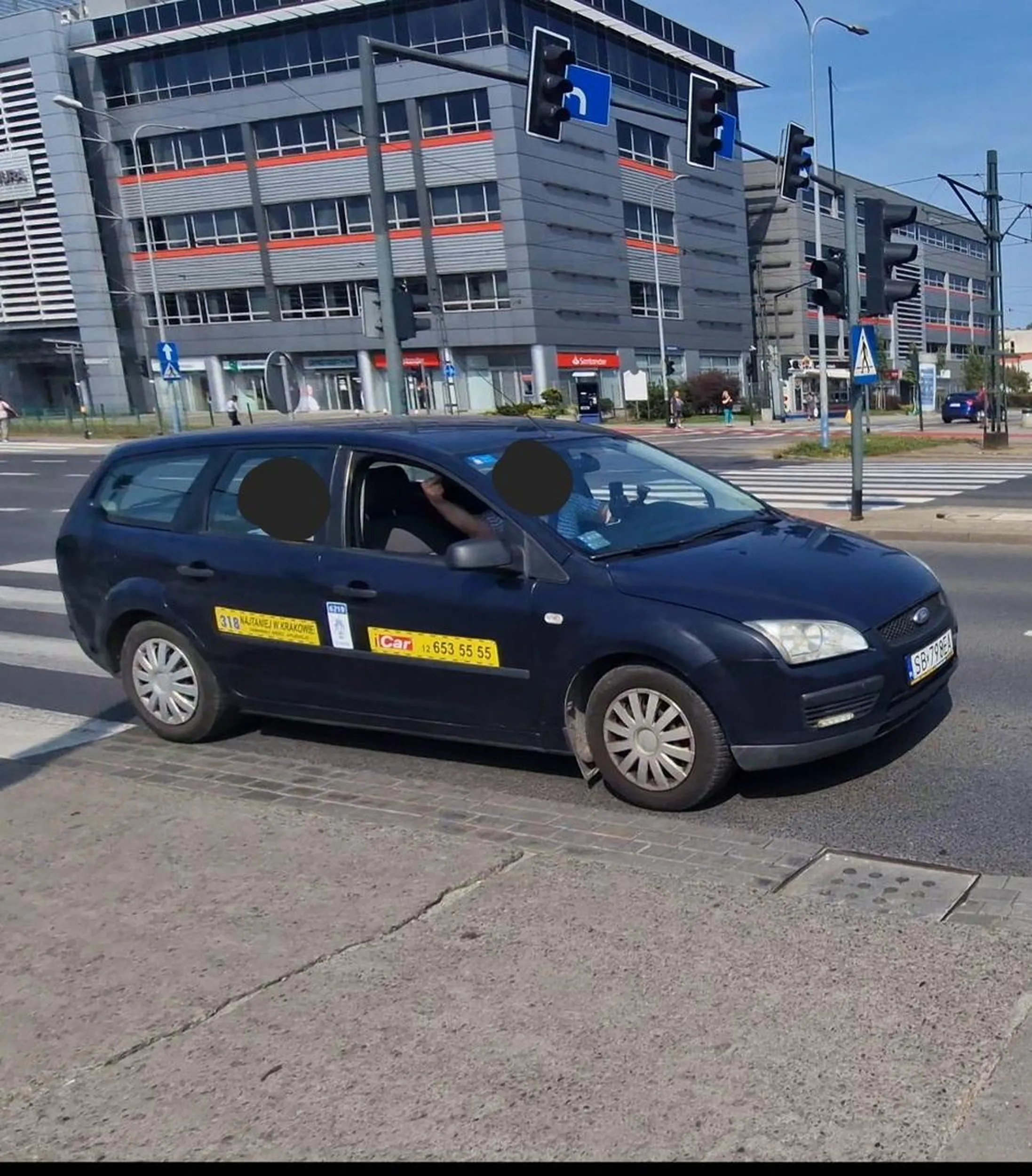 Uwaga na kierowce zawodowego, który porusza się po mieście Kraków zapewne tylko po nawigacji  nieznając przepisów ruchu drogowego i trąbiąc za plecami pieszych, którzy przechodzą na zielonym świetle. Dodatkowo taxiarz wiązać klientkę niczego nie świadomą pozdrawia pieszych środkowym palcem.