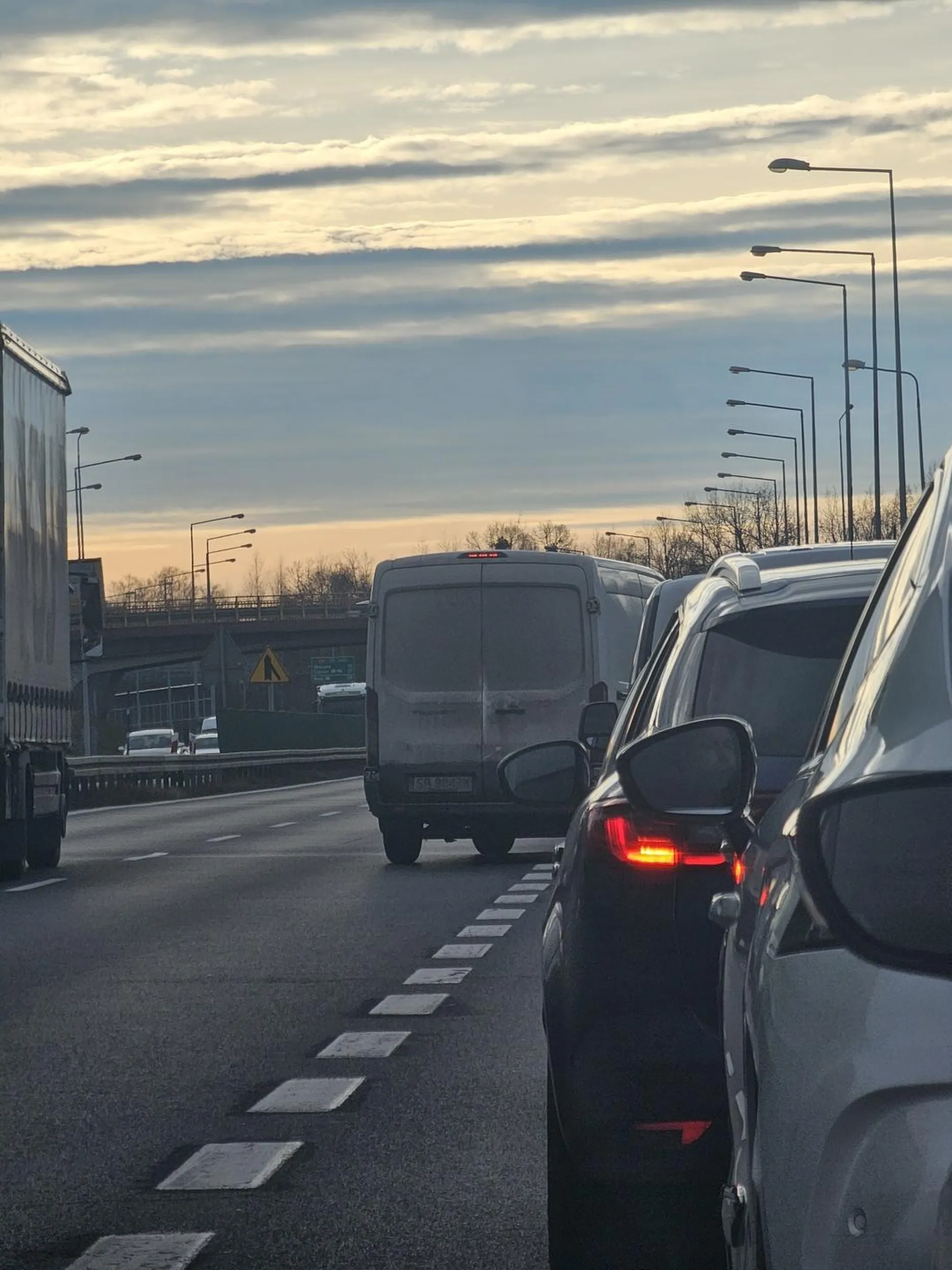 Bezczelne wpychanie się na pierwszego z prawego pasa drogi expressowej, powodując tym bardzo duże zagrożenie. Niemal 4 samochody w niego by wjechały a książę stoi i czeka aż ktoś go puści