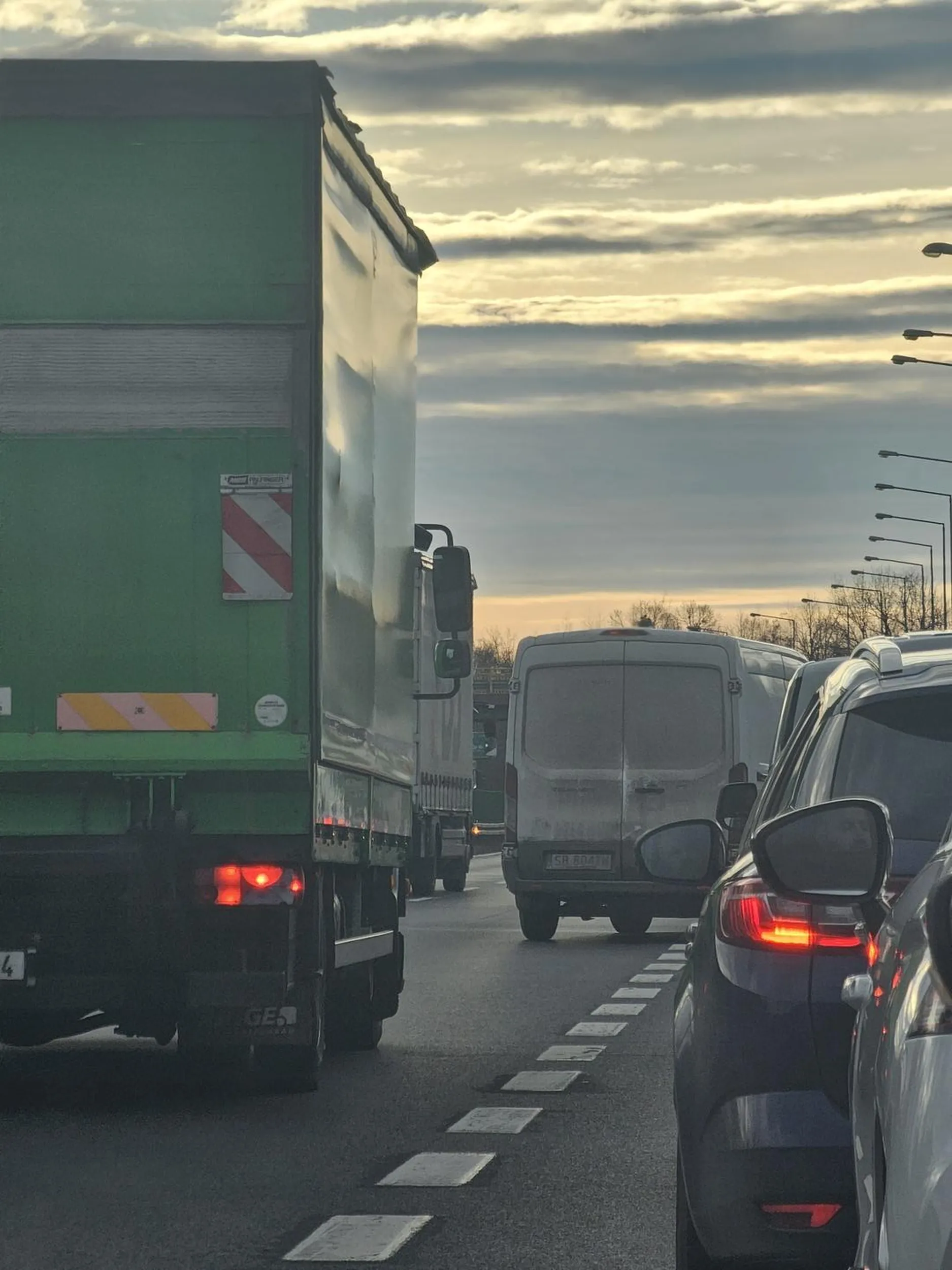 Bezczelne wpychanie się na pierwszego z prawego pasa drogi expressowej, powodując tym bardzo duże zagrożenie. Niemal 4 samochody w niego by wjechały a książę stoi i czeka aż ktoś go puści