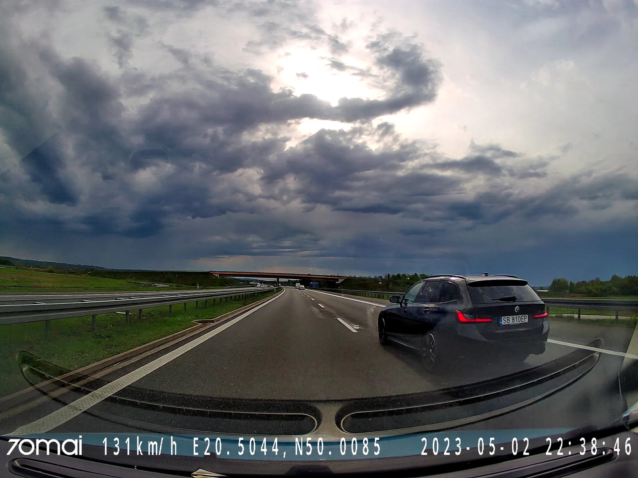 Stwarza zagrożenie gwałtownie przyhamowując przed pojazdem na autostradzie przy prędkości 130 km/h.