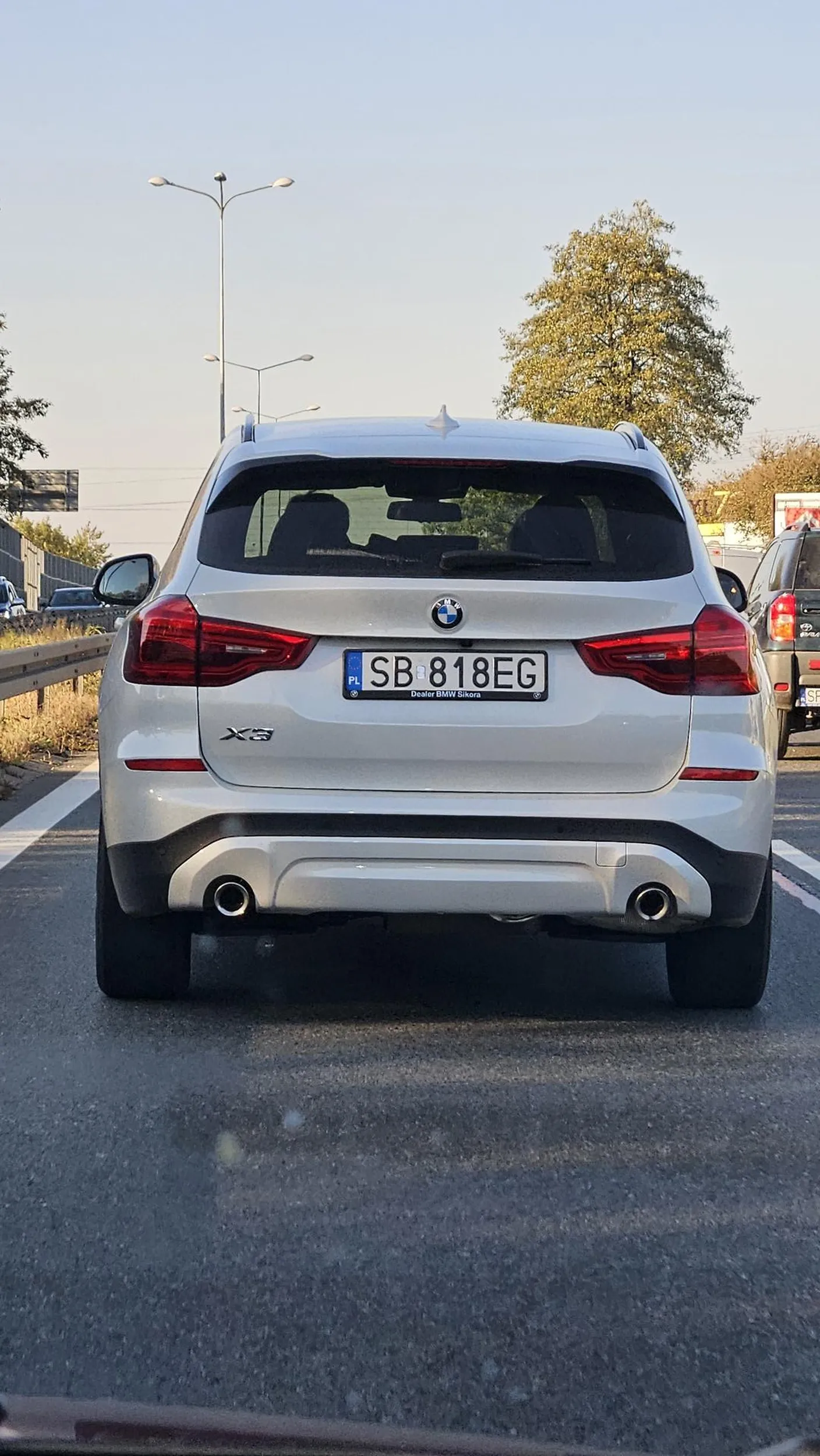 Jeździ jak wariat, zmienia pasy z lewego naprawy jak potłuczony i wpierdala się przed maskę, rzadko używa kierunkowskazów.