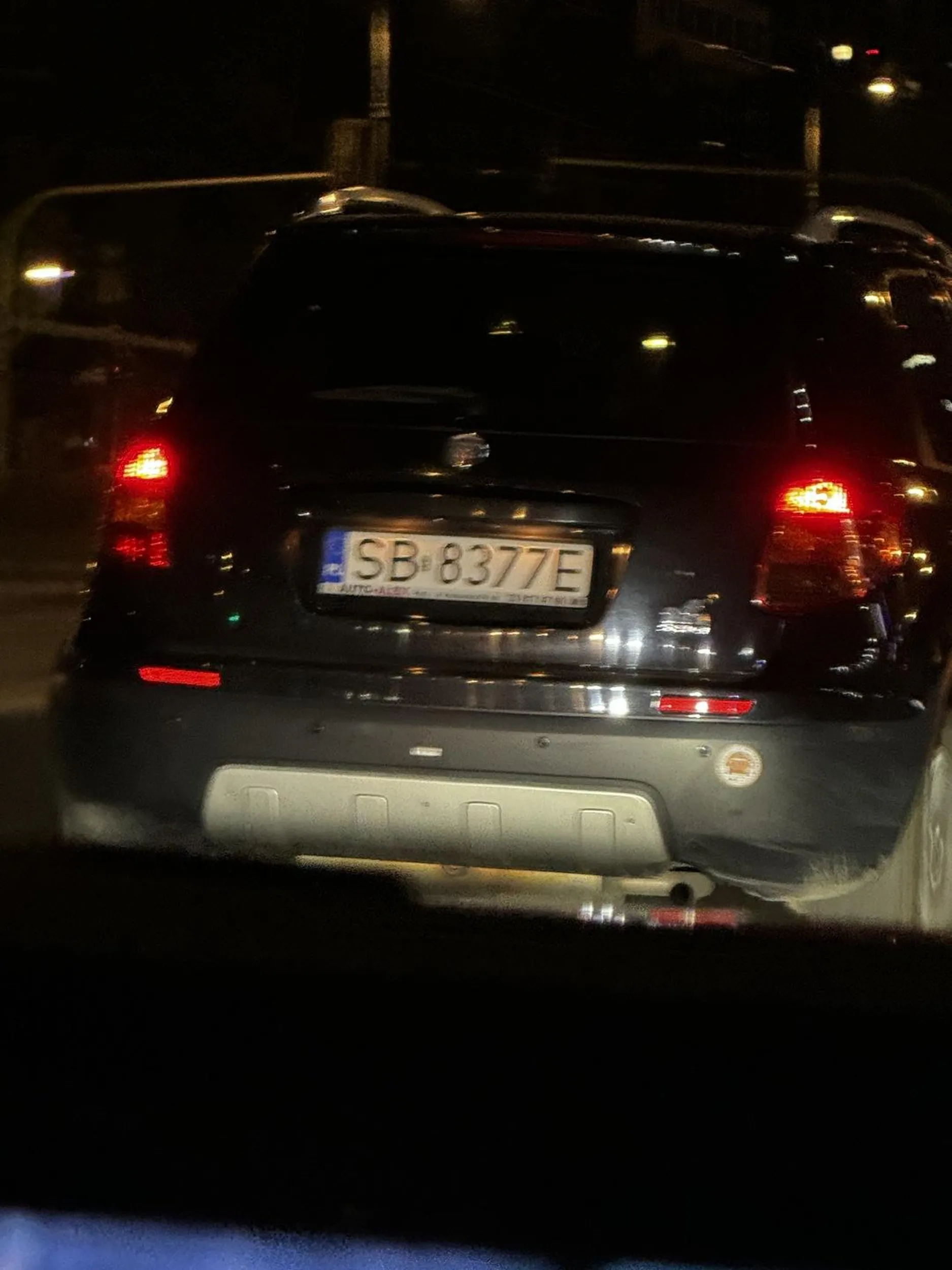 Proszę się nauczyć jeździć. Wyskakuje z lewej strony na prawą bez kierunkowskazów.