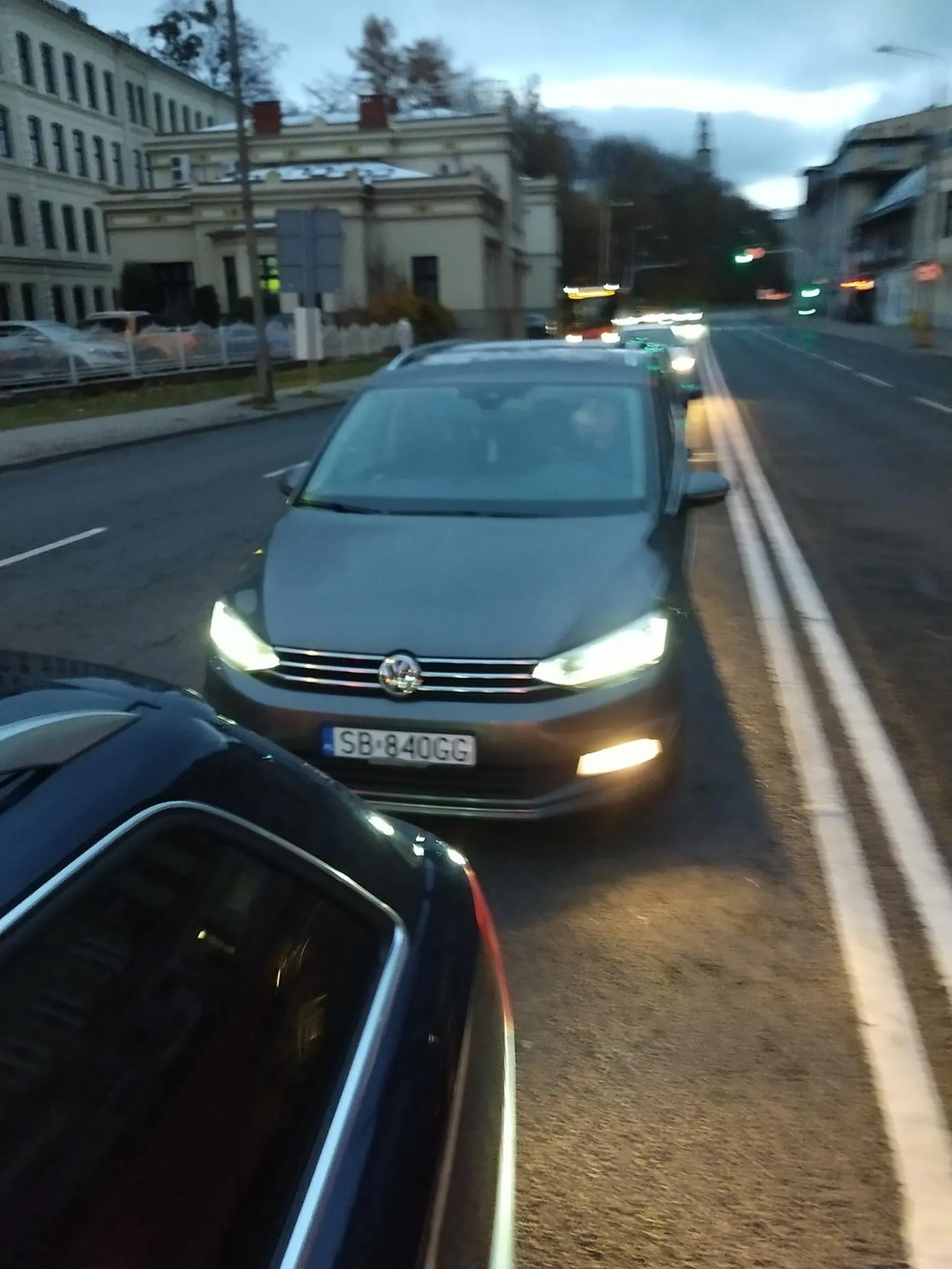 Mistrz lewego pasa i użycia halogenów przeciwmgielnych, przy prawidłowej widoczności w mieście..