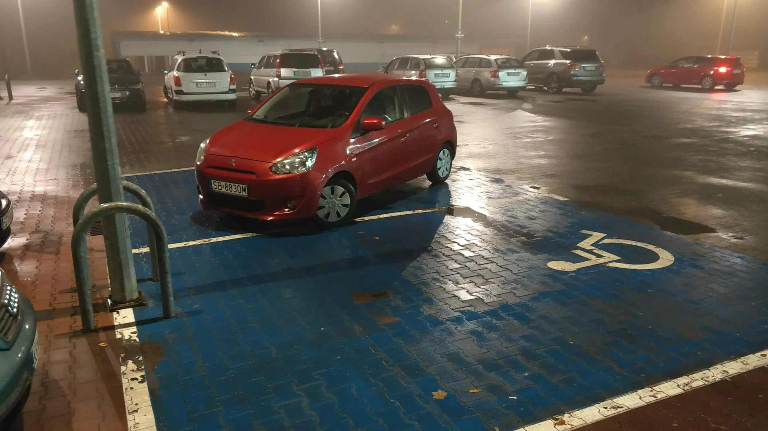 te miejsca dla inwalidów są zdecydowanie za wąskie