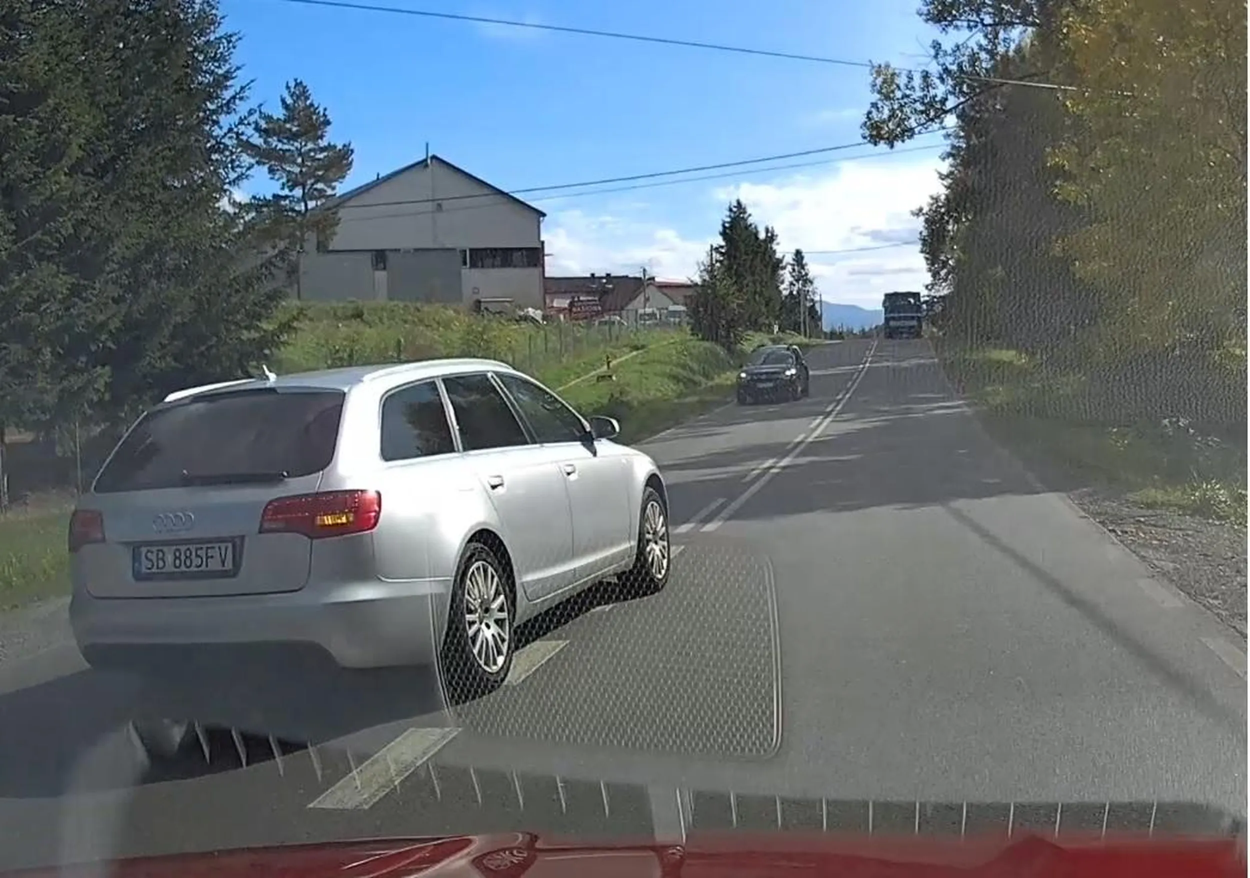 Burak w starym Audi, potencjalny morderca drogowy.