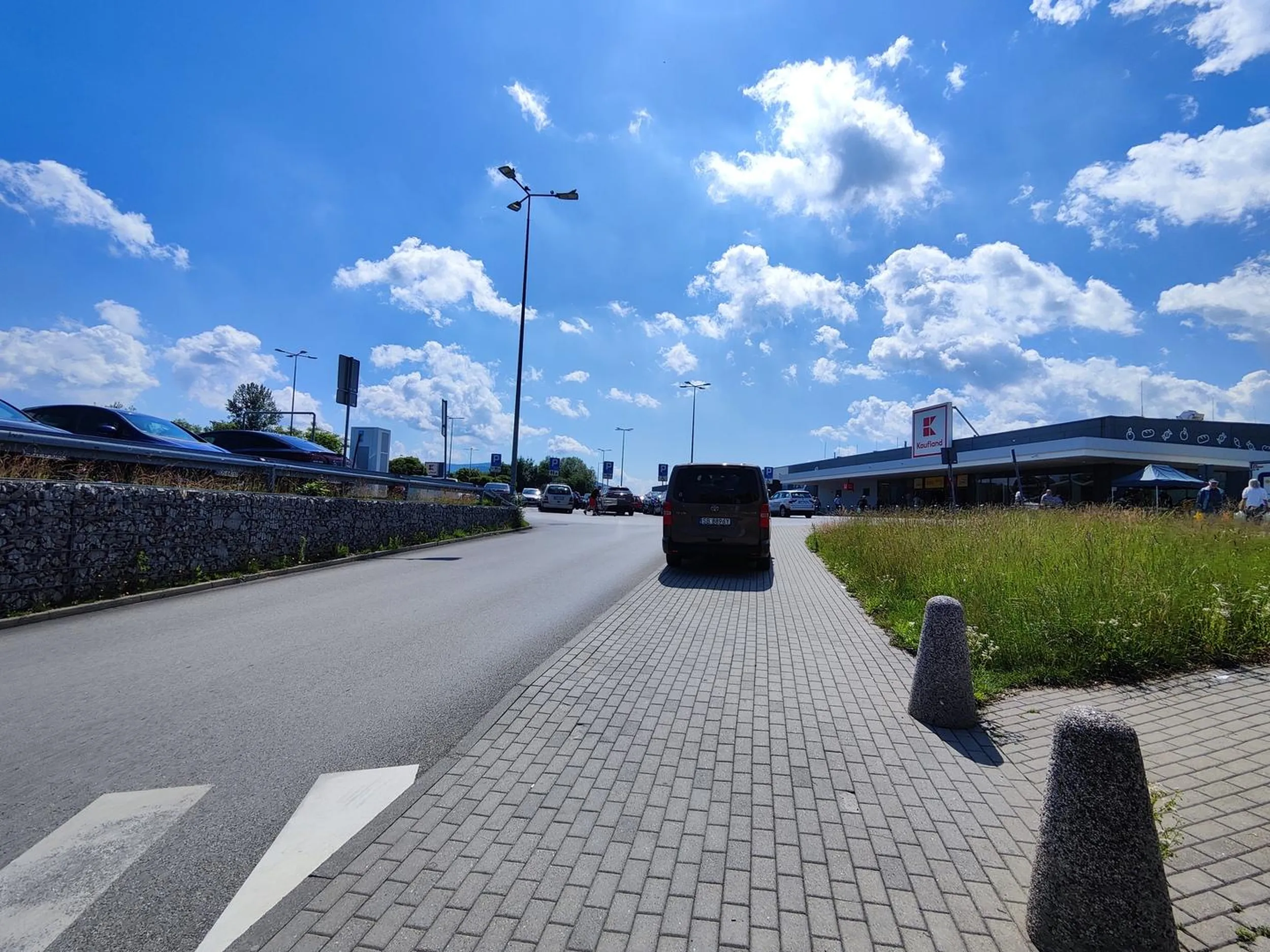 Dwa parkingi z wolnymi miejscami w promieniu kilkunastu metrów.