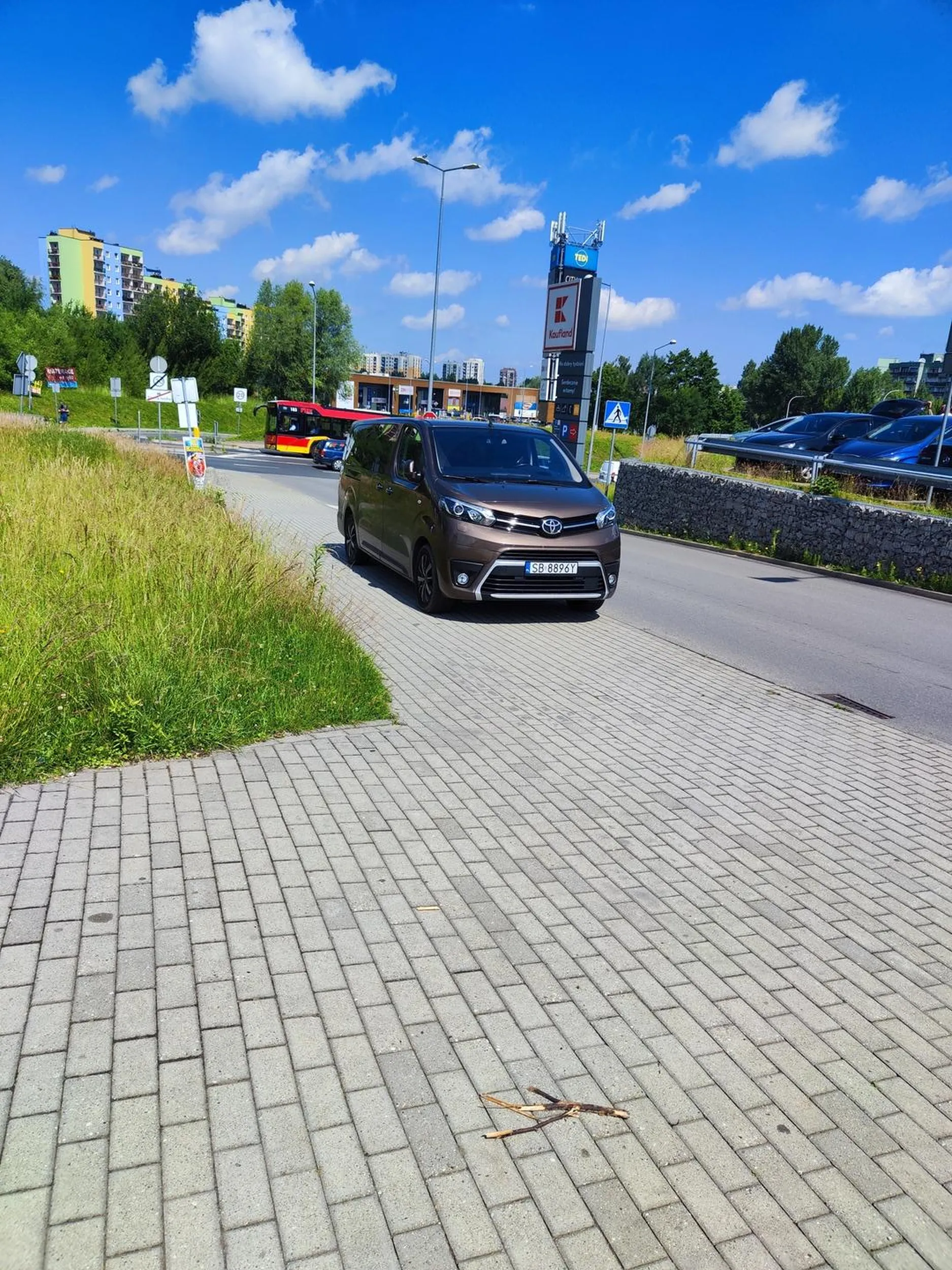 Dwa parkingi z wolnymi miejscami w promieniu kilkunastu metrów.