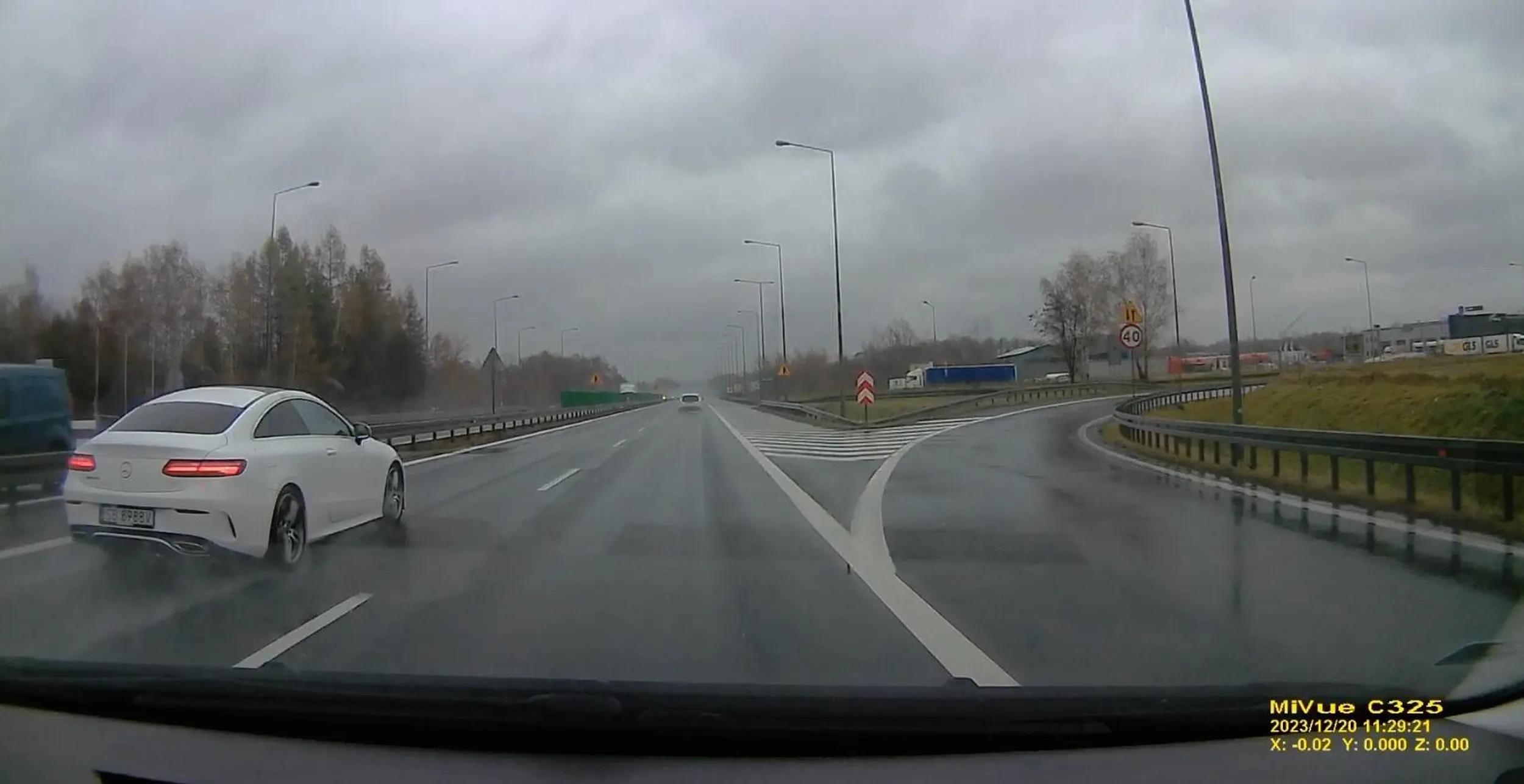 Zakichany poganiacz. Warunki trudne, a ten jedzie na zderzaku i wali długimi, bo pan się śpieszy