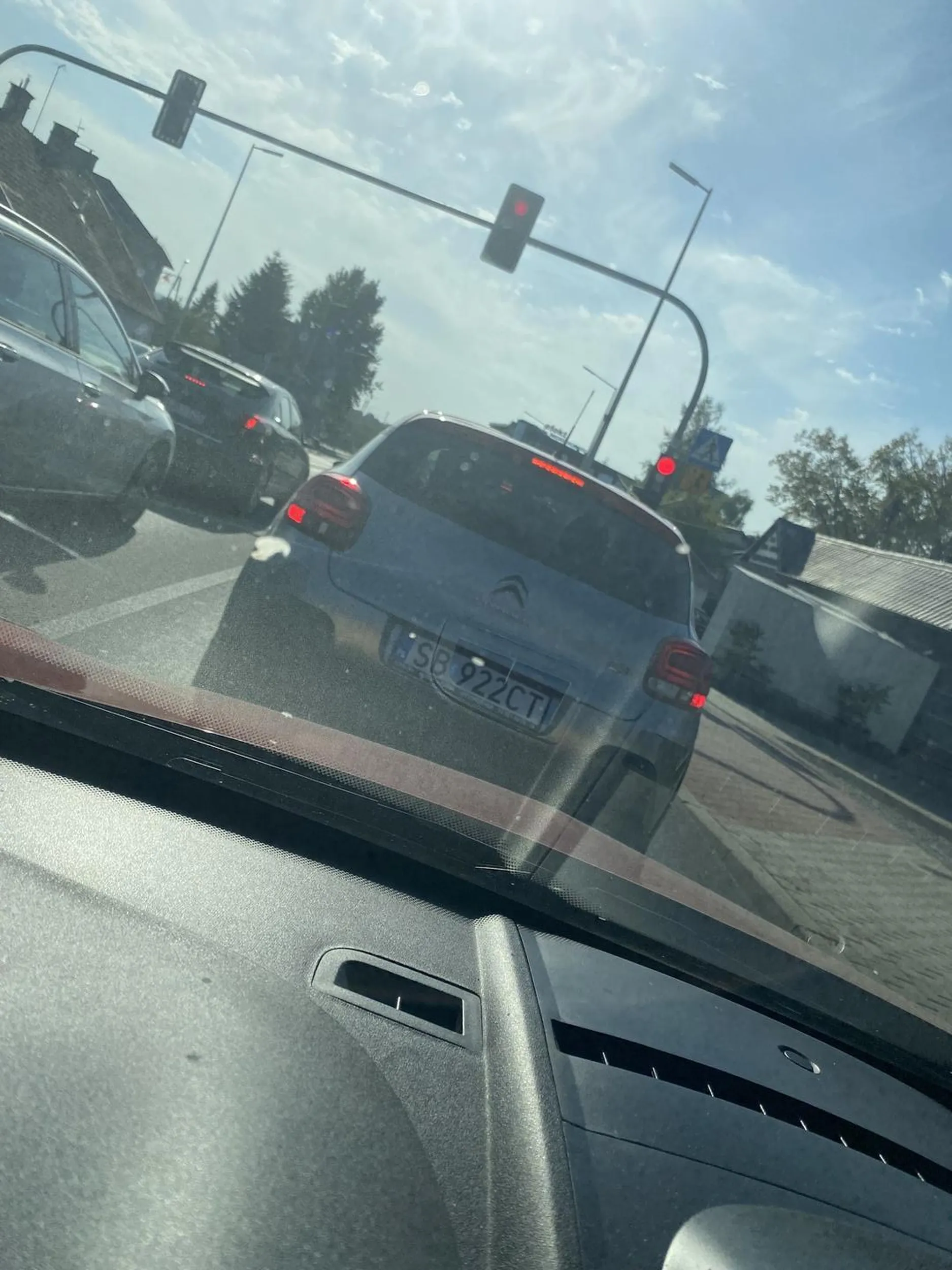 Kierowca, który nie wie, że pas włączania się do ruchu służy do włączania się do ruchu, a co za tym idzie, kierowcy znajdujący się na prawym pasie nie mają obowiązku go wpuścić:) Dzis po południu, jechało przede mną auto, a po mojej prawej na pasie włączania się do ruchu kierowca sb922ct, najpierw próbował na siłę wymusić pierwszeństwo na kierowcy przede mną, po czym został strabiony i zamiast zatrzymać się i poczekać aż będzie mógł spokojnie wjechać, to postanowił wpierdolic się przed moją maskę :) oby więcej takich mądrych kierowców ❤️