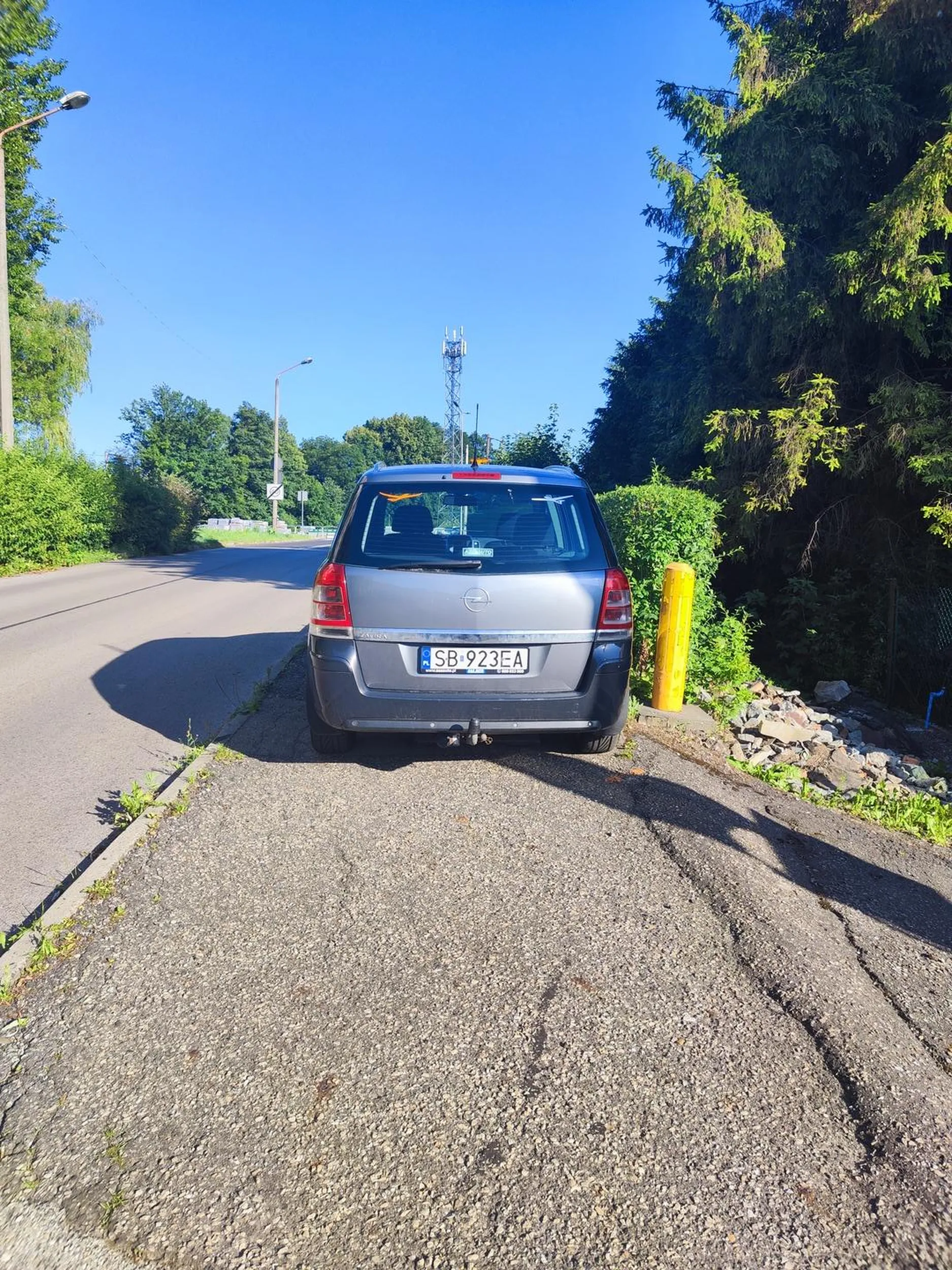 Ja niby zajmuję chodnik? Przecież zostało 20 cm po obu stronach!