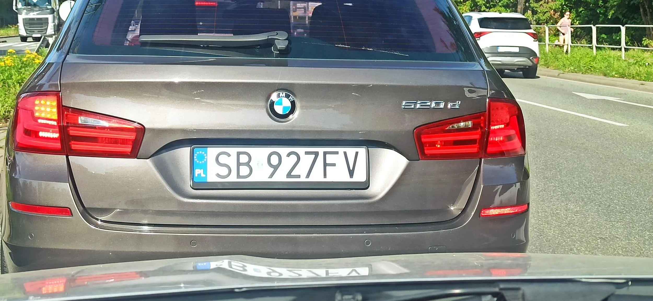 Kierowca jeździ po ulicach Bielska pokazuje innym kierowcom przez okno środkowy palec. Poza tym przejeżdża ma czerwonym.