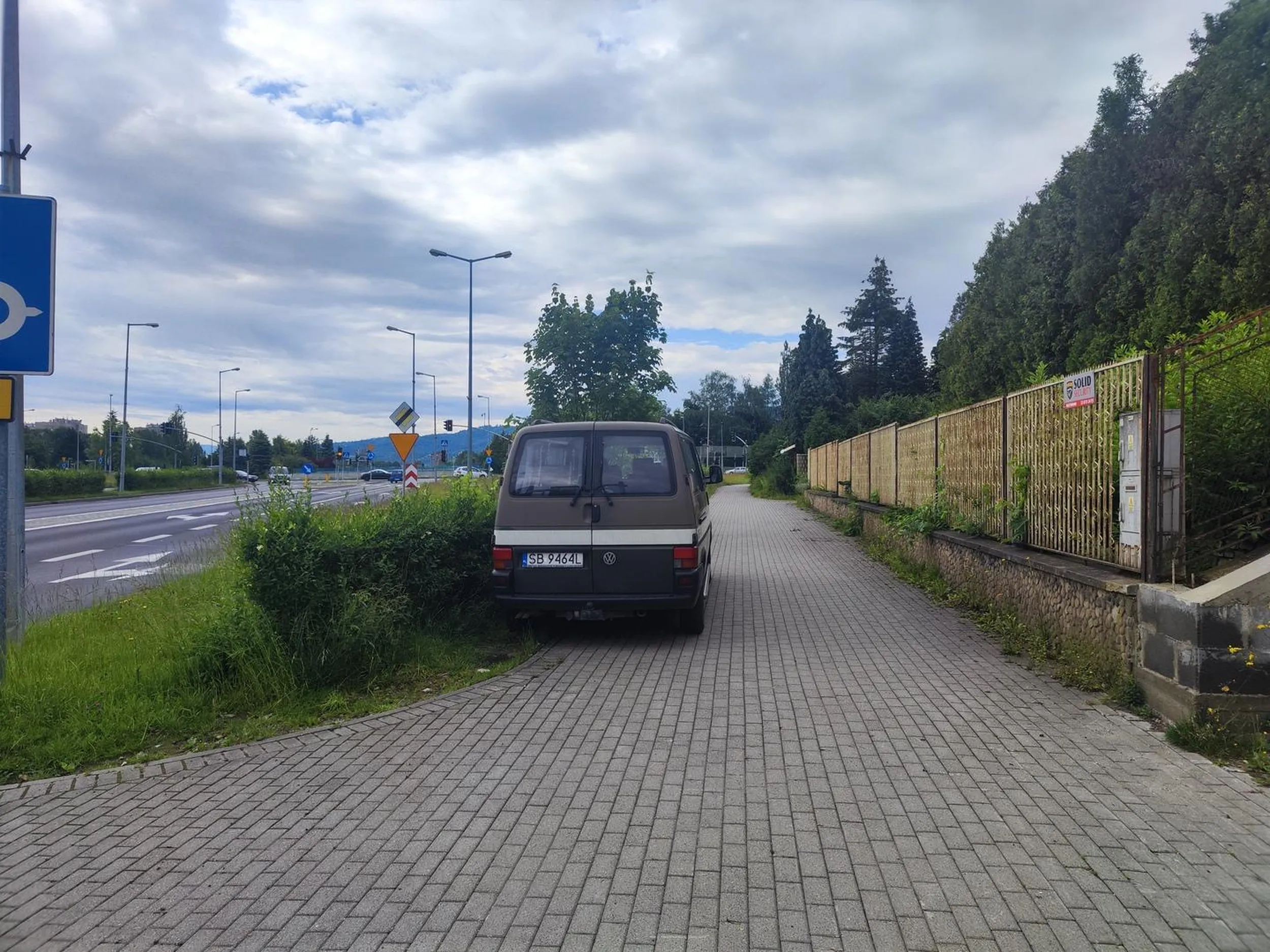 Nie mogę się zdecydować, czy bardziej kocham parkować na chodniku, czy na trawie. Dlatego parkuję na obu haha